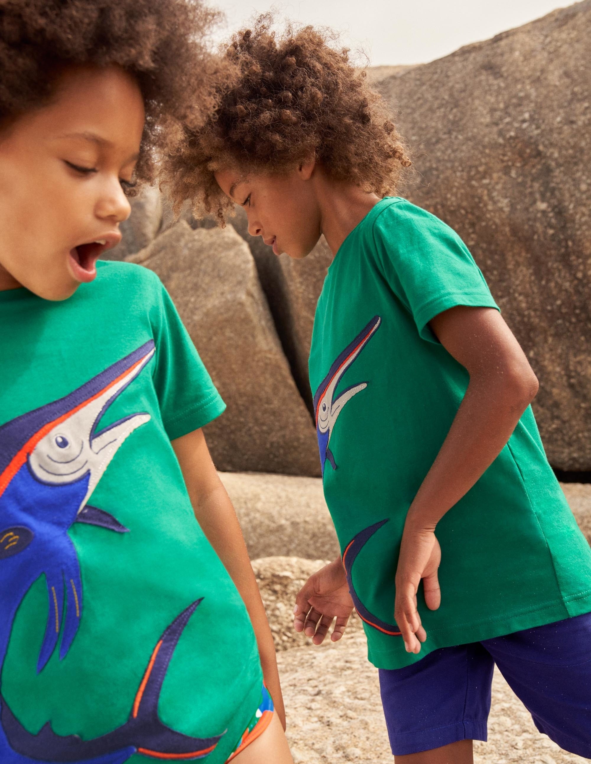 T-Shirt mit Unterwasserapplikation-Tropisches Grün, Schwertfisch - Image 6