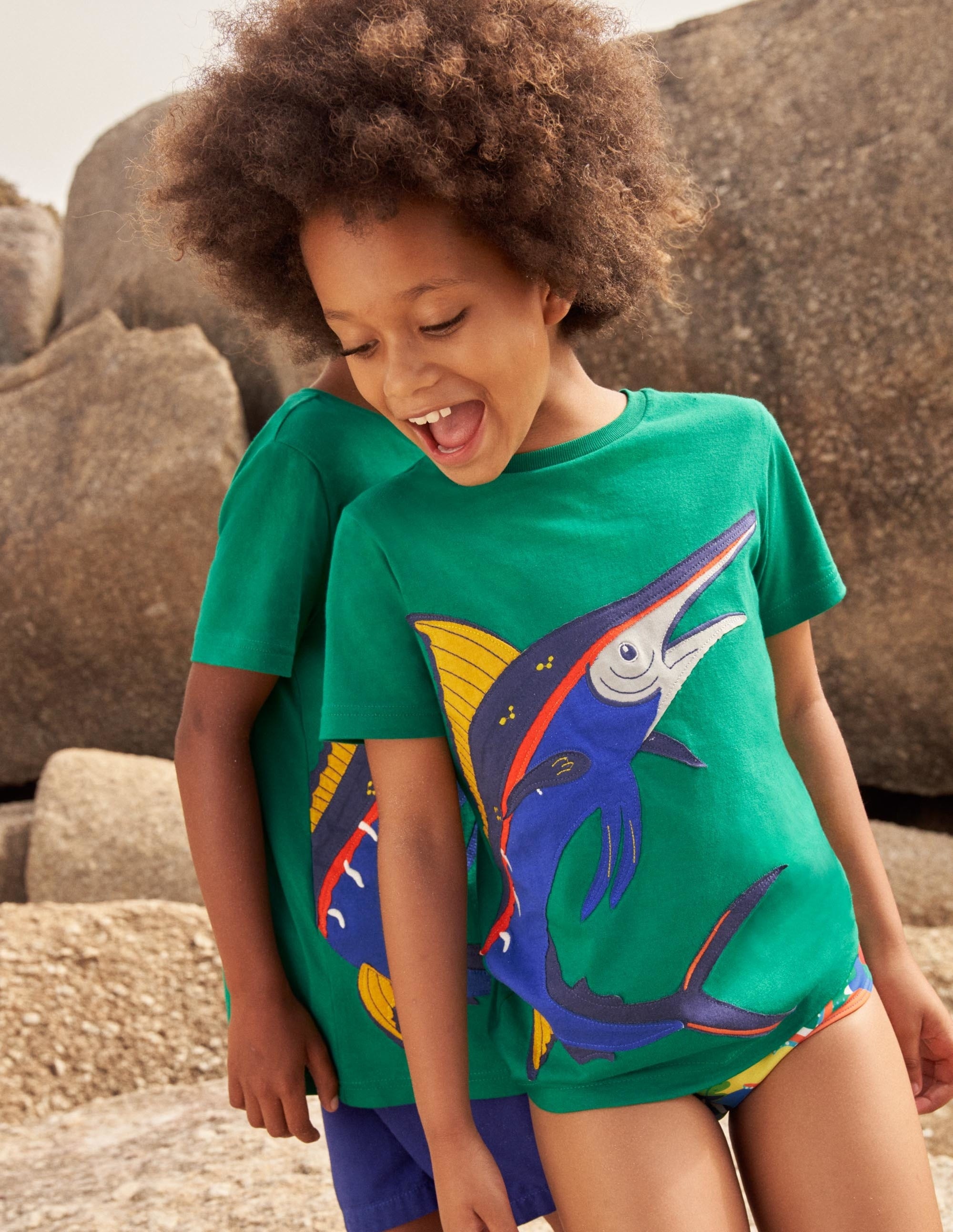 T-Shirt mit Unterwasserapplikation-Tropisches Grün, Schwertfisch - Image 7