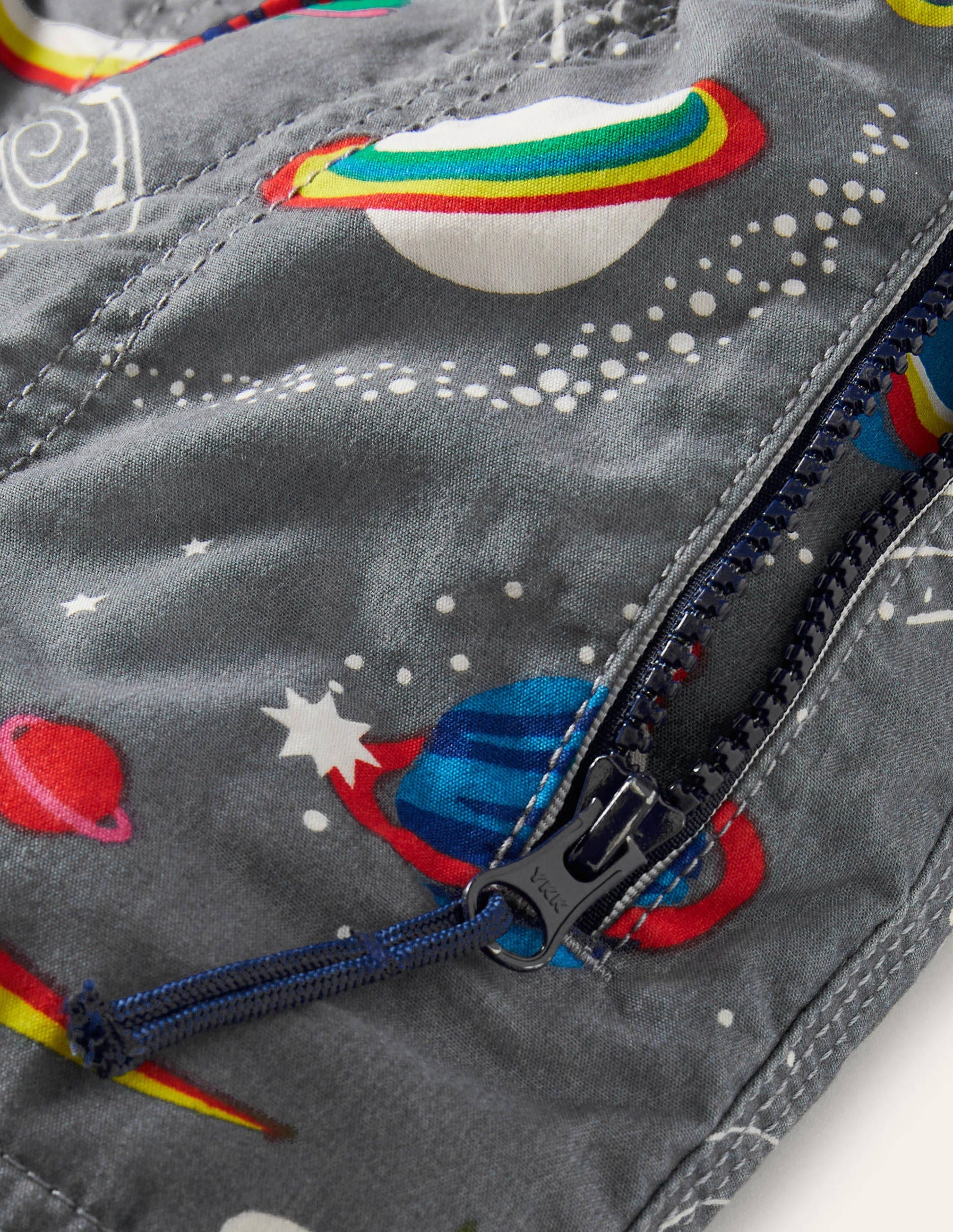 Abenteuer-Shorts-Pflastersteingrau, Regenbogen/Weltall-3