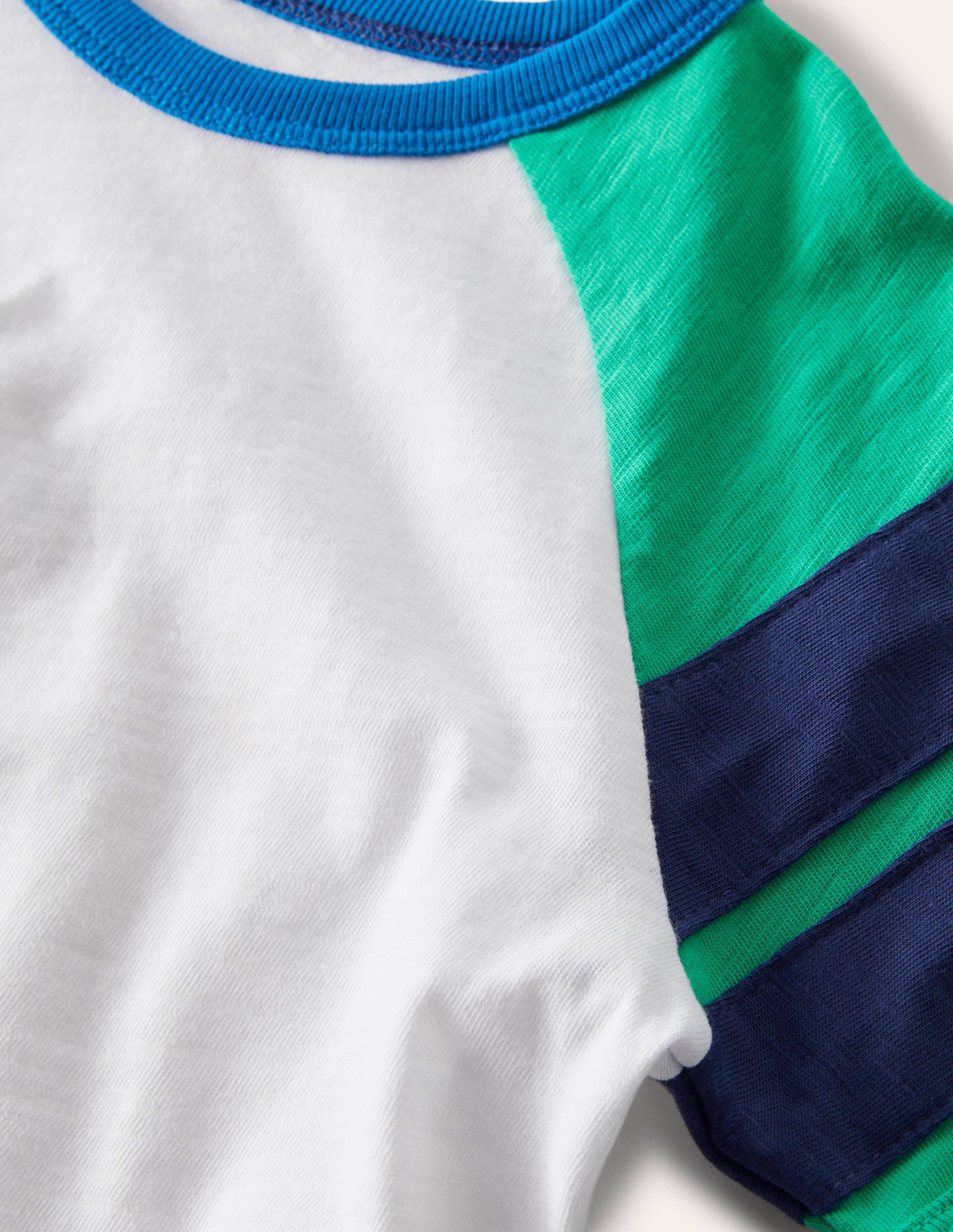 Raglan-T-Shirt in Blockfarben-Naturweiß/Paprikagrün - Image 3