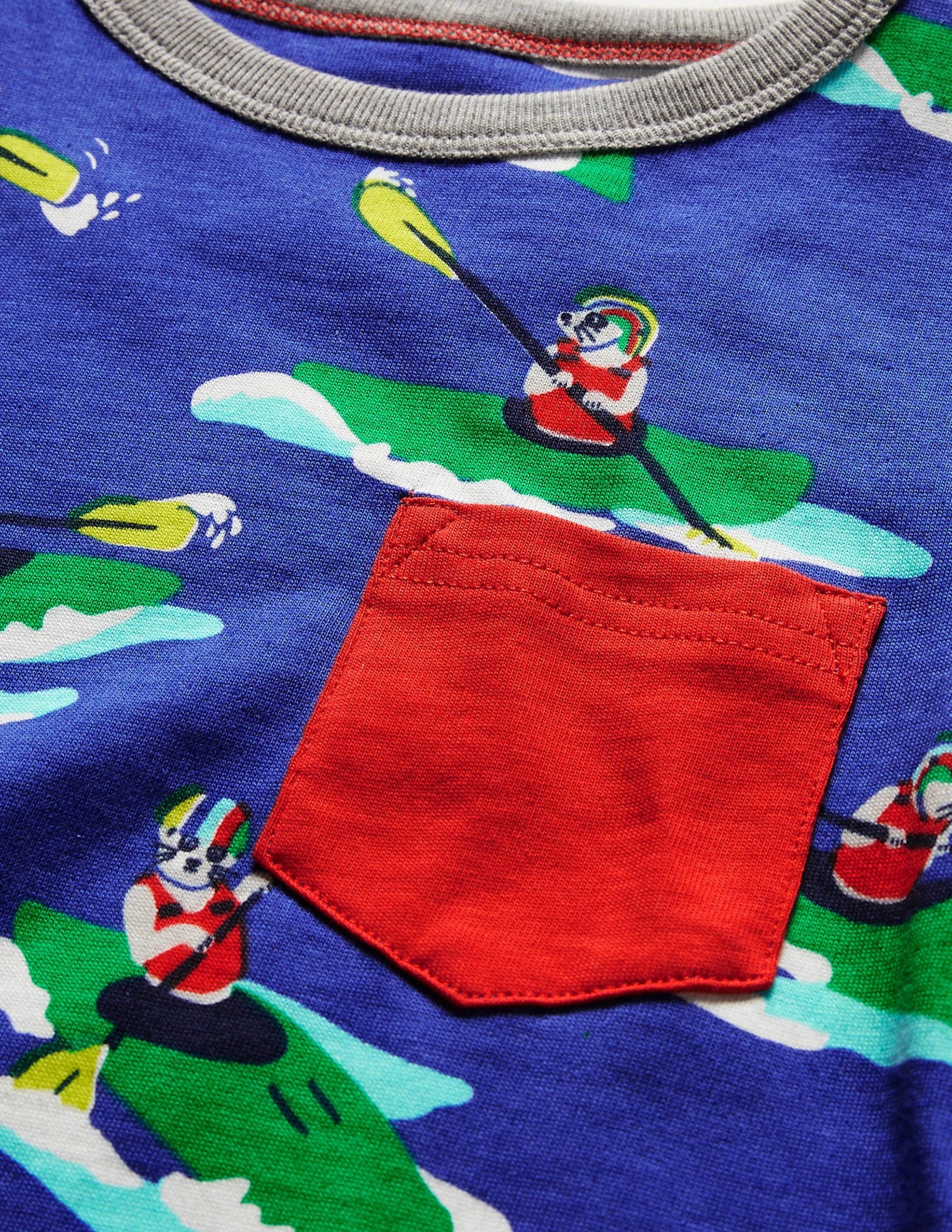 Gemustertes T-Shirt mit Hals- und Ärmelbündchen-Wellenblau, Erdmännchen in Kajak - Image 3