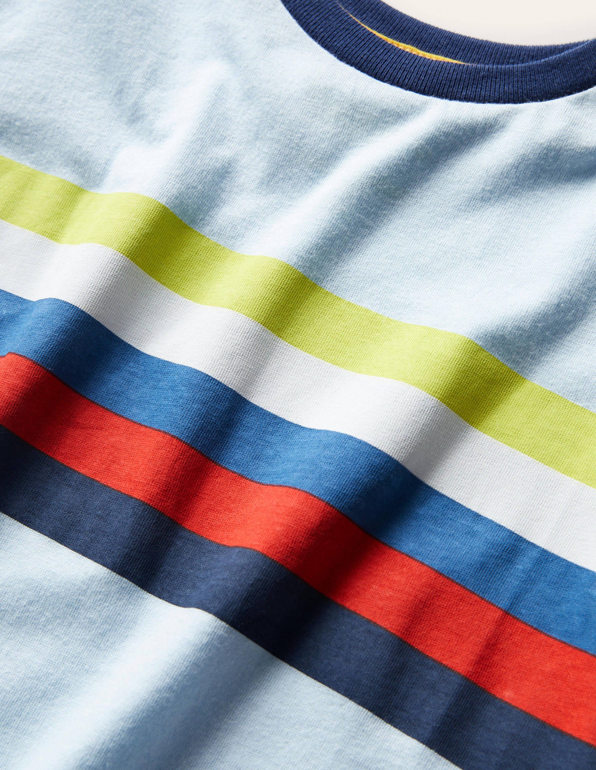Vorgewaschenes T-Shirt aus Flammgarn-Eisblau, Regenbogenstreifen auf der Brust - Image 3