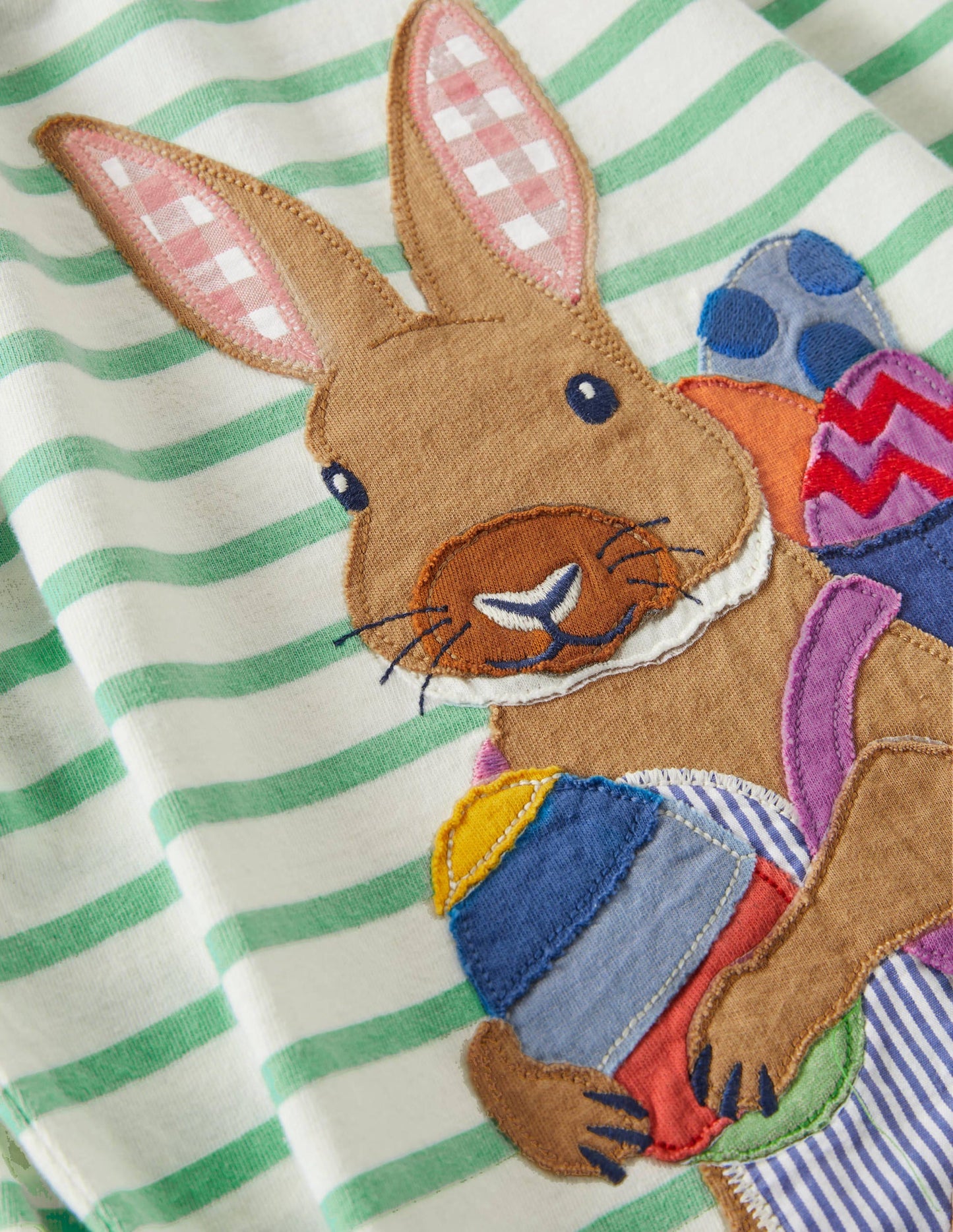 T-Shirt mit Osterapplikation-Naturweiß/Aloe-Vera-Grün, Hase