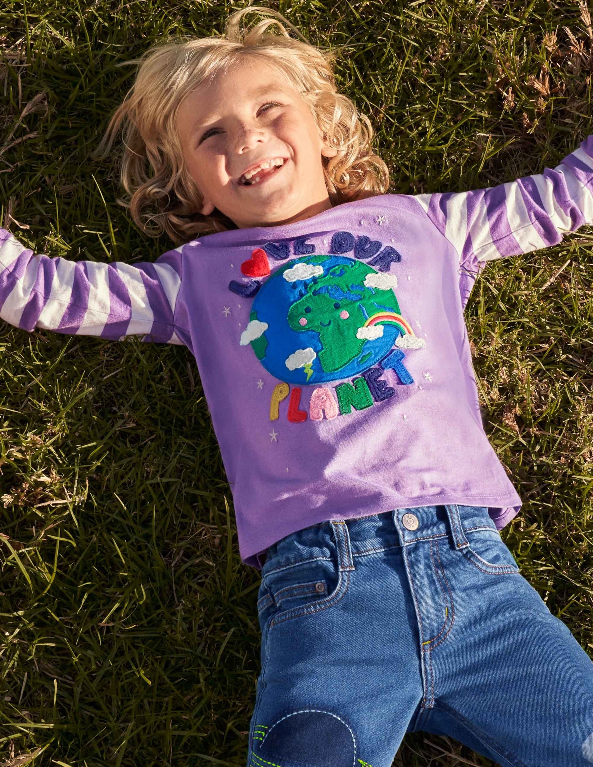 Oberteil mit Regenbogenmotiv-Violett, Love-Our-Planet-Schriftzug-4
