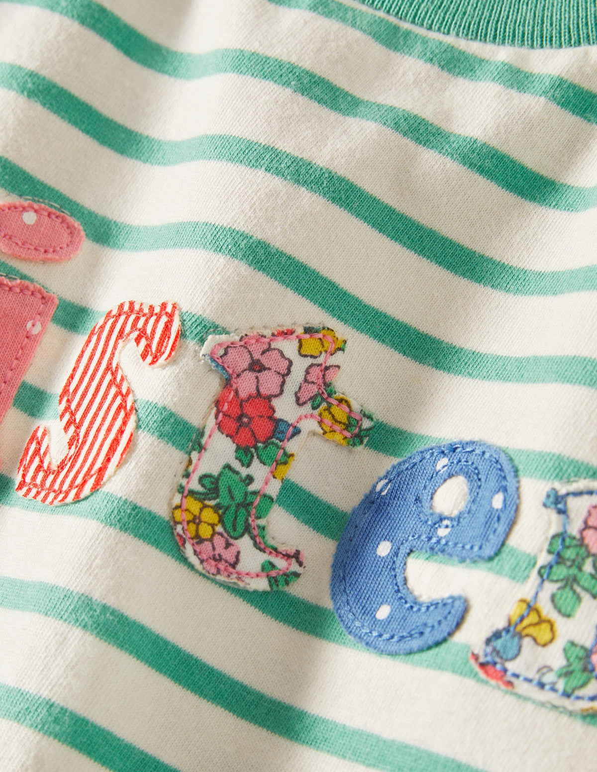 T-Shirt mit Sister-Schriftzug-Spargelgrün/Naturweiß-3