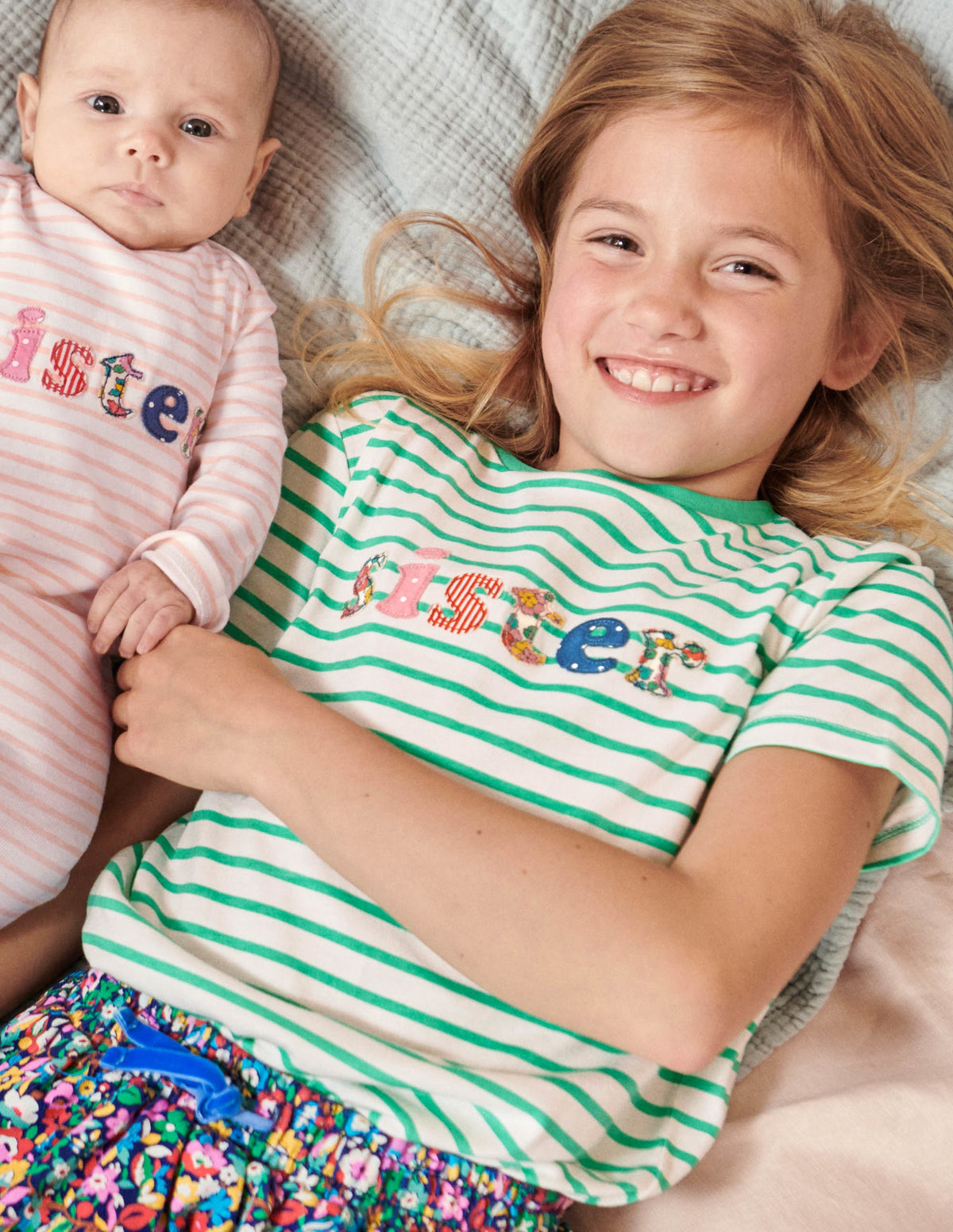 T-Shirt mit Sister-Schriftzug-Spargelgrün/Naturweiß-4
