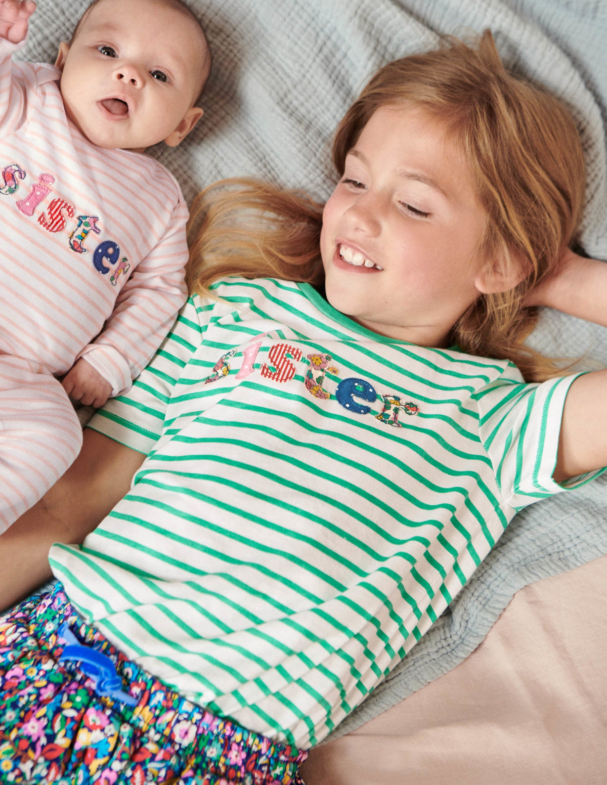 T-Shirt mit Sister-Schriftzug-Spargelgrün/Naturweiß - Image 5