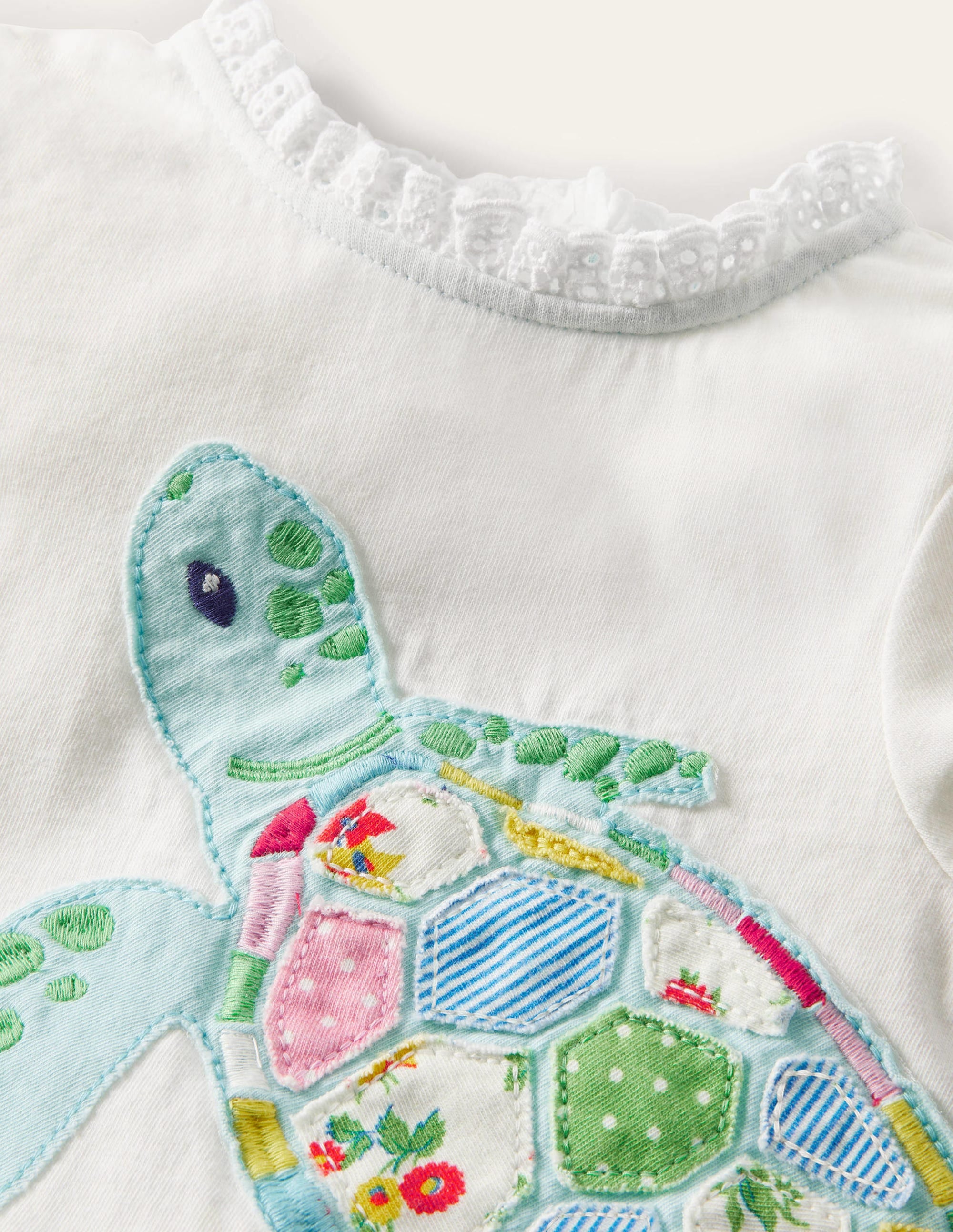 T-Shirt mit Applikation und Rüschenkragen-Naturweiß, Schildkröte - Image 3