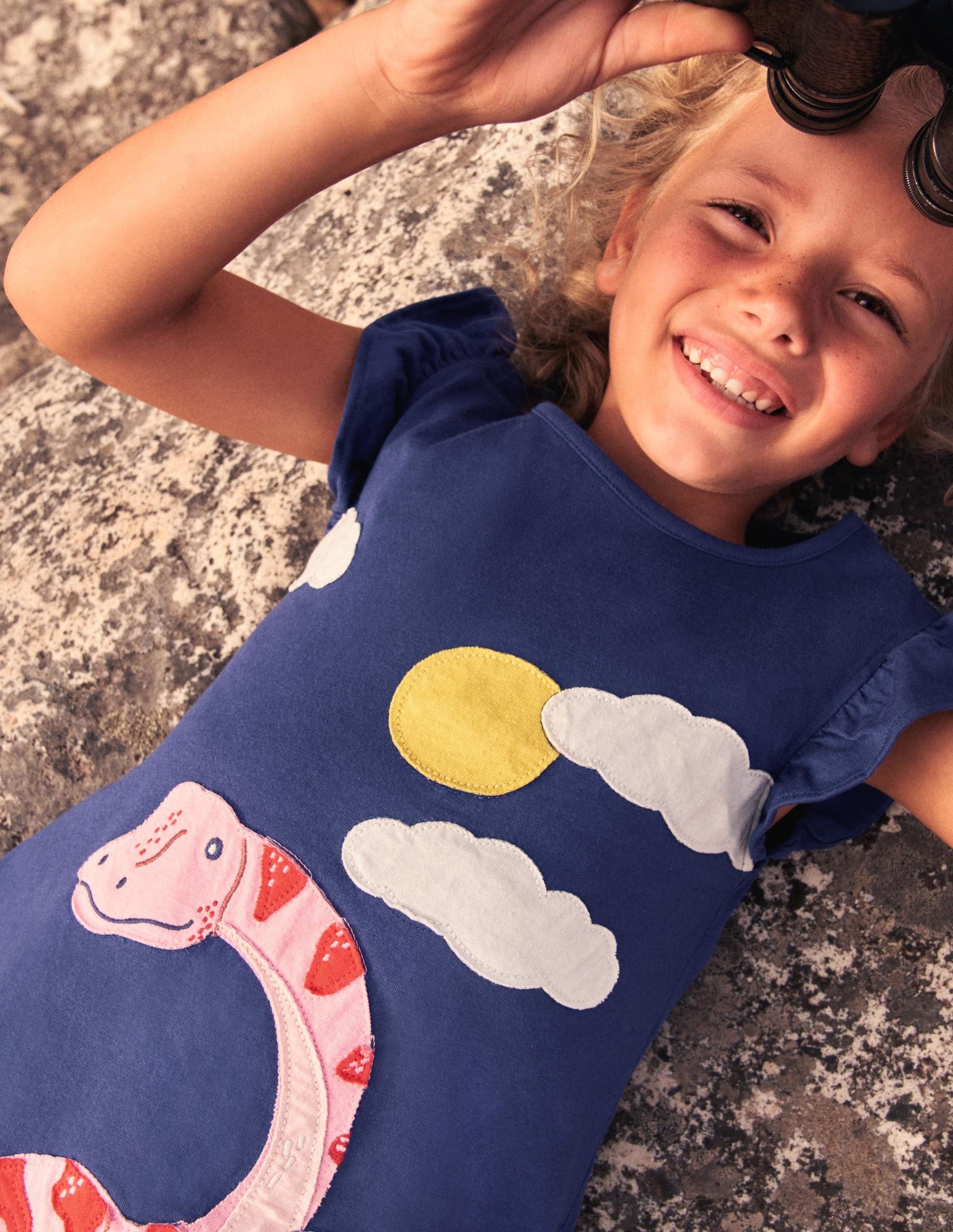 Kleid mit Rüschenärmeln und Applikation-Dunkles Segelblau, Dinosaurier-4