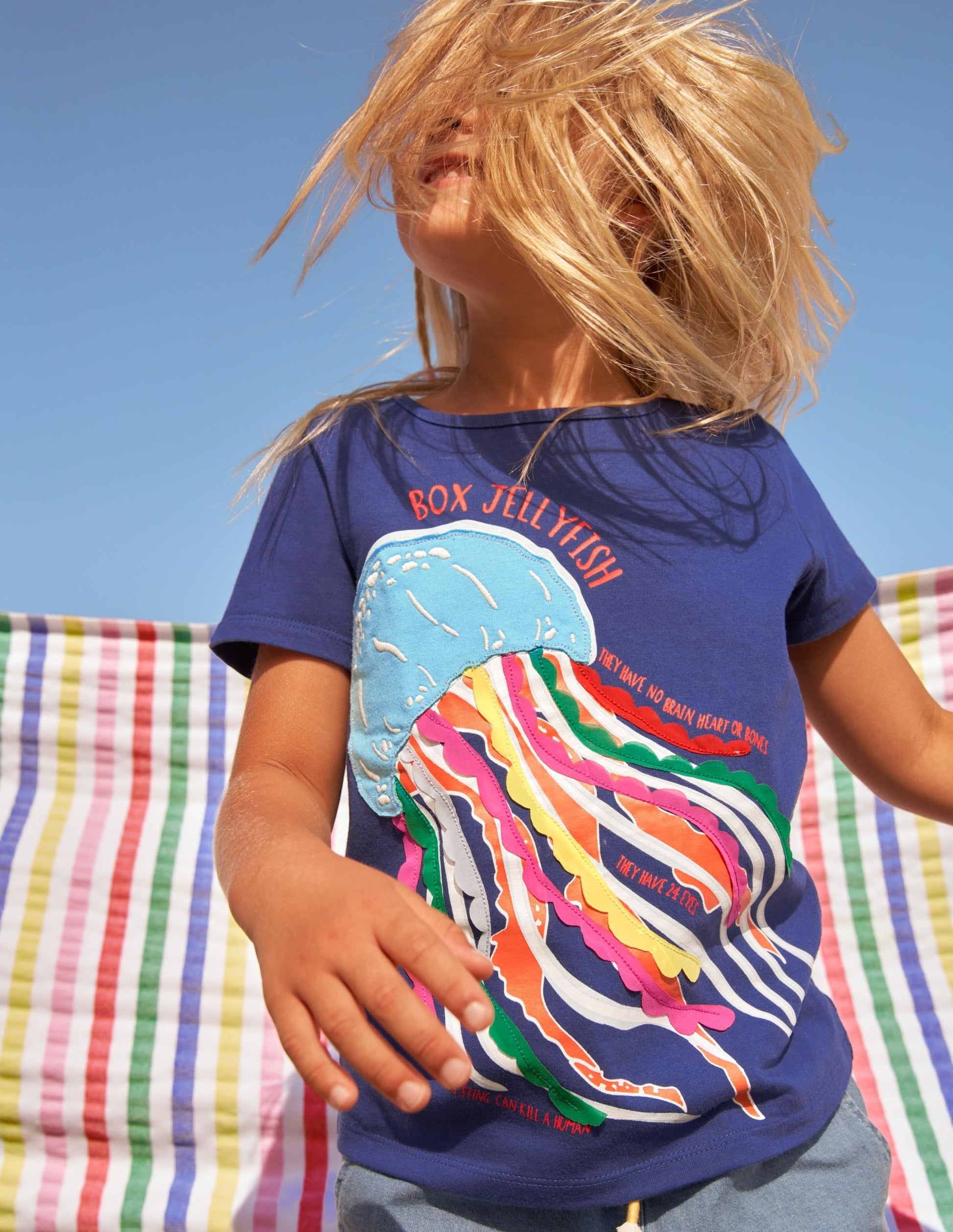 Flatter-T-Shirt mit lustigen Fakten-Segelblau, Qualle-4
