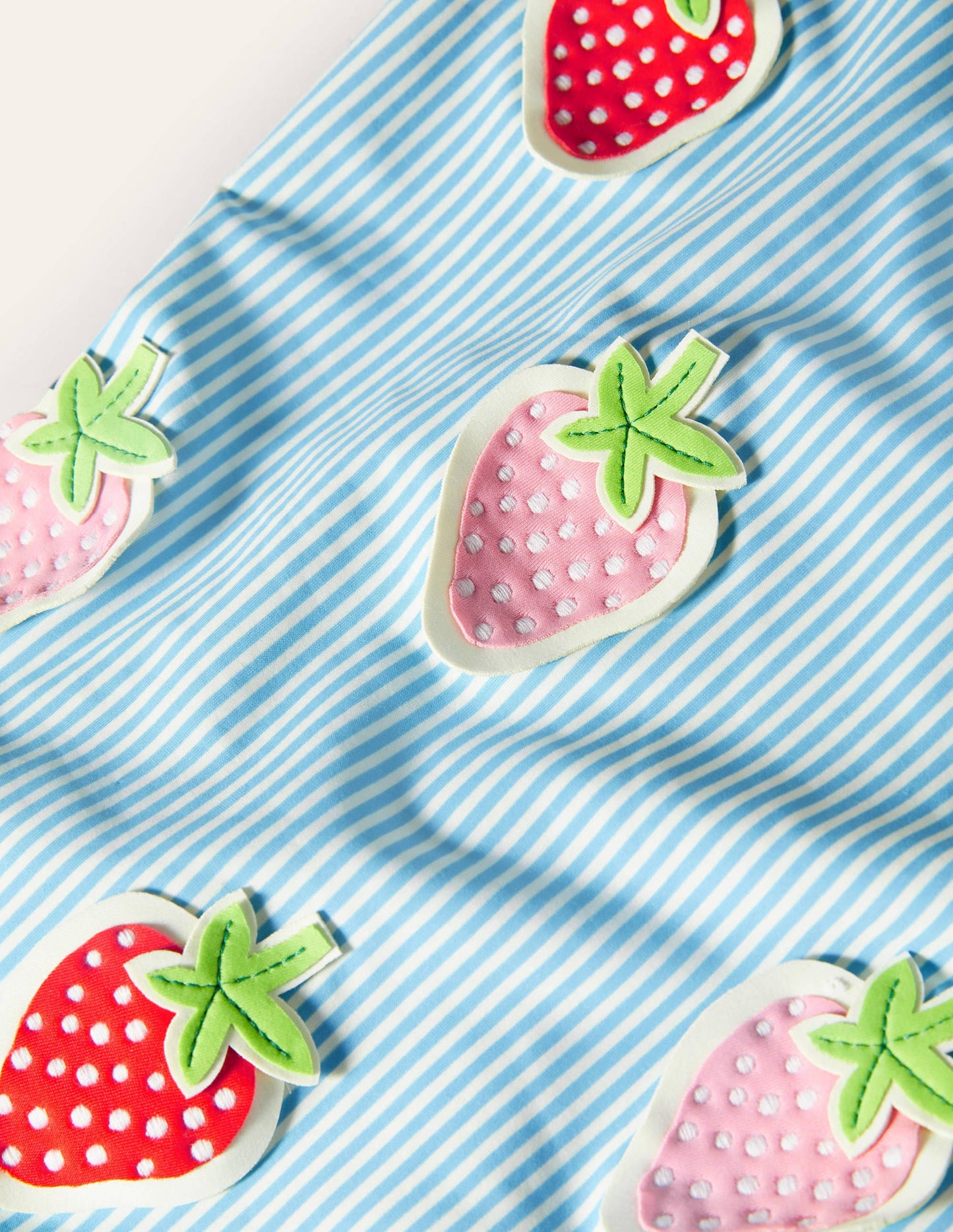 Badeanzug mit Rüschenkragen-Blau/Naturweiß, Feine Streifen/Erdbeeren