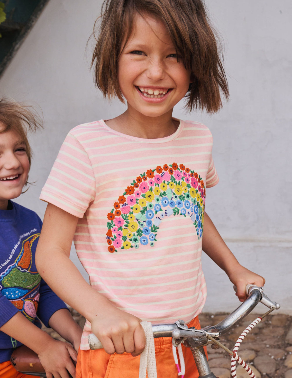Gestreiftes T-Shirt mit Motiv-Delfinrosa/Naturweiß, Regenbogen - Image 4