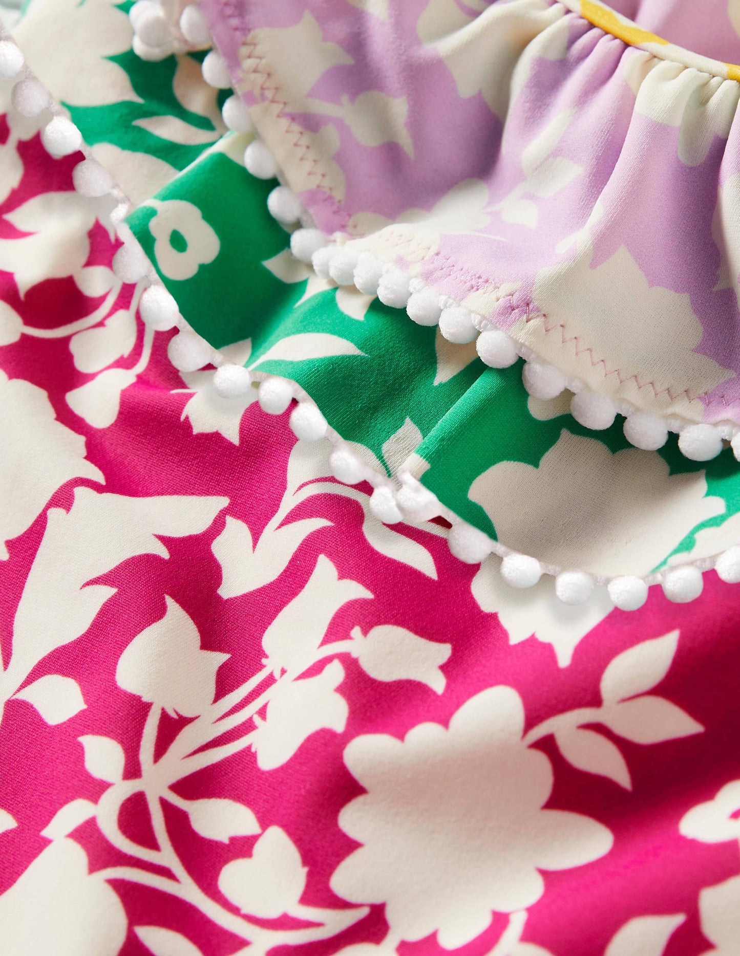 Badeanzug mit Mustermix und Rüschen-Beerenviolett, Paisleymuster