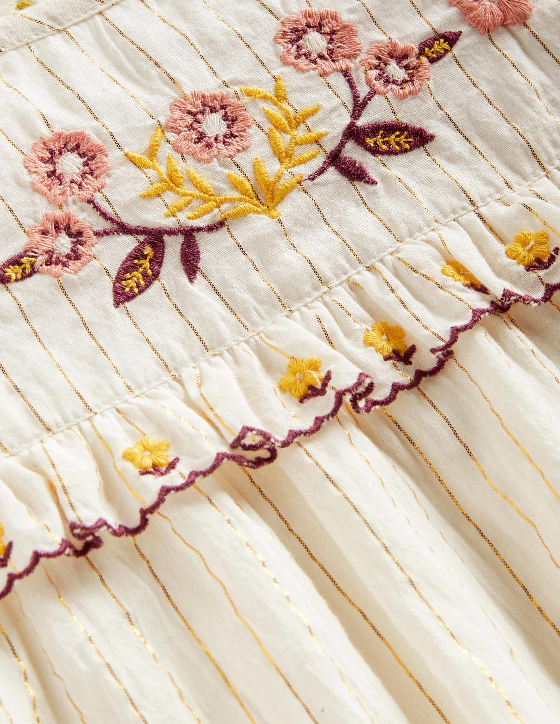 Top tissé et brodé à volants-Motif floral brodé ivoire-3