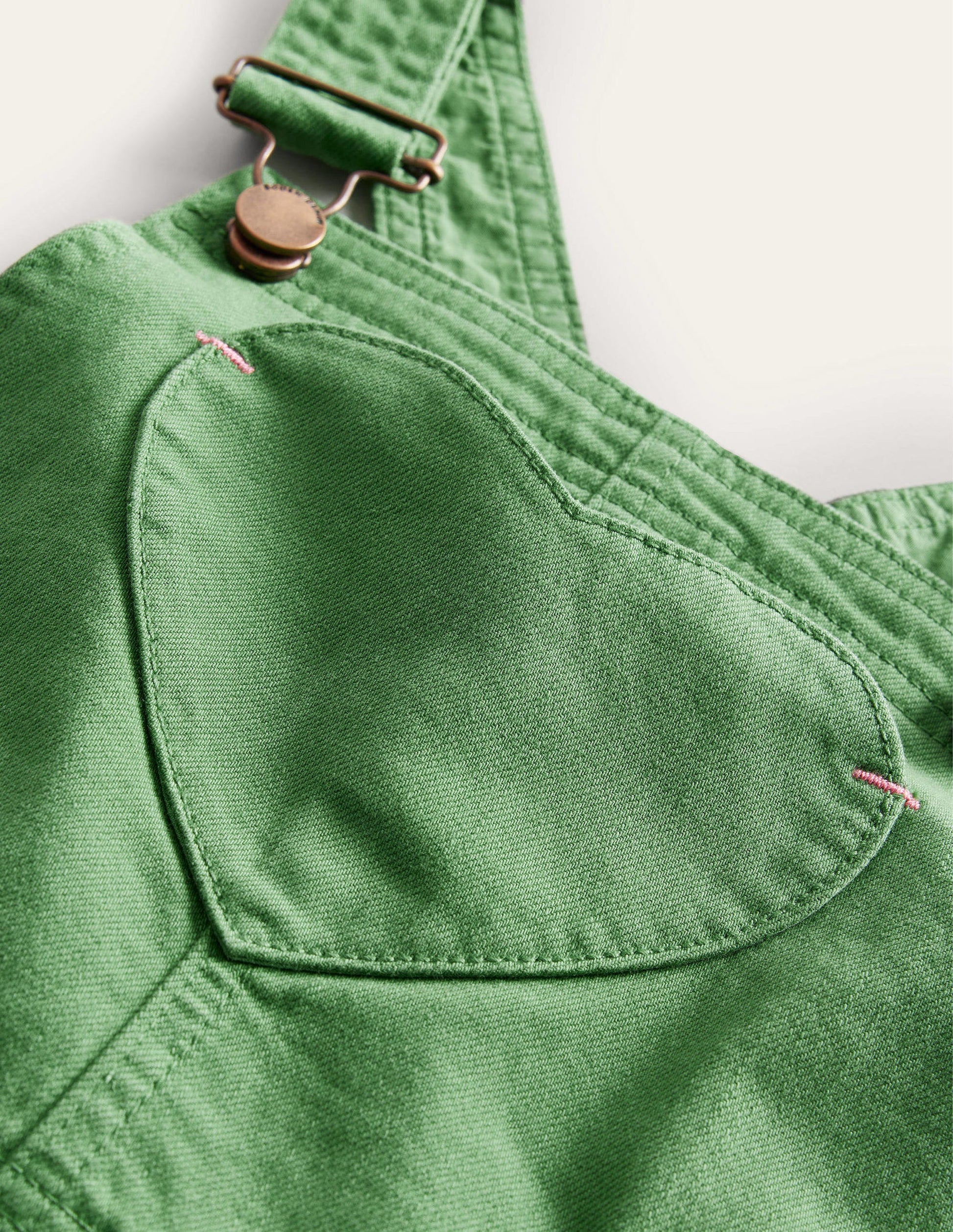 Kurze Latzhose mit Herztaschen-Safarigrün-3