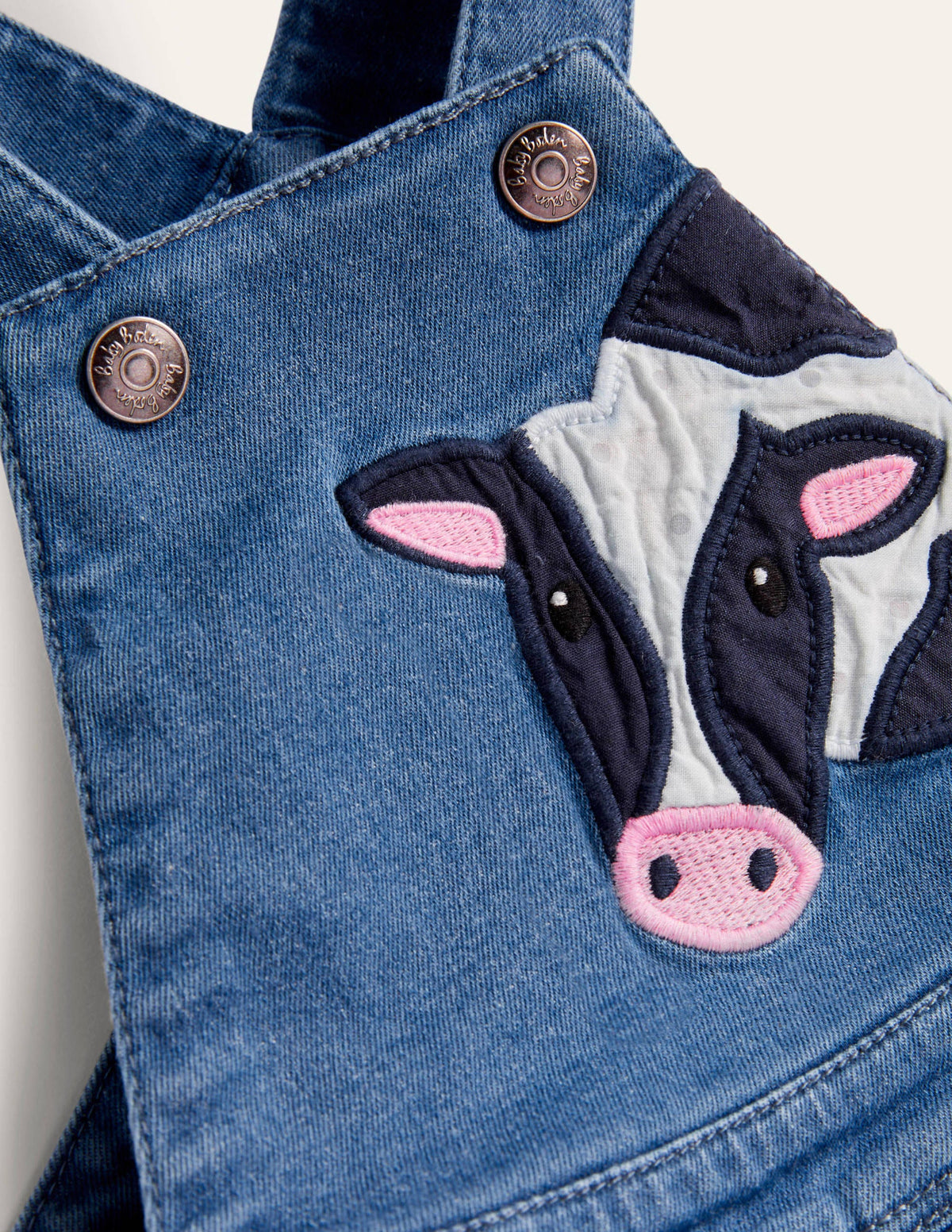 Denim-Latzhose mit Applikation-Chambray, Bauernhoftiere - Image 3