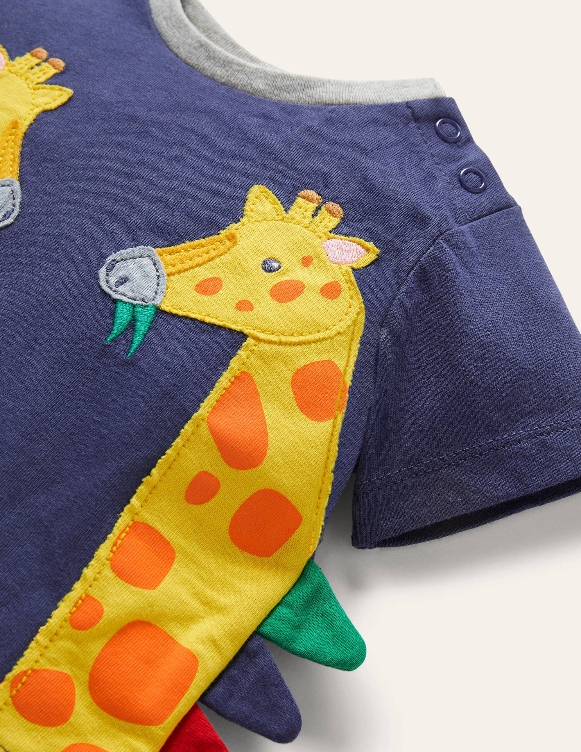 Set aus T-Shirt und Shorts mit Applikation-Segelblau/Naturweiß, Giraffe - Image 3