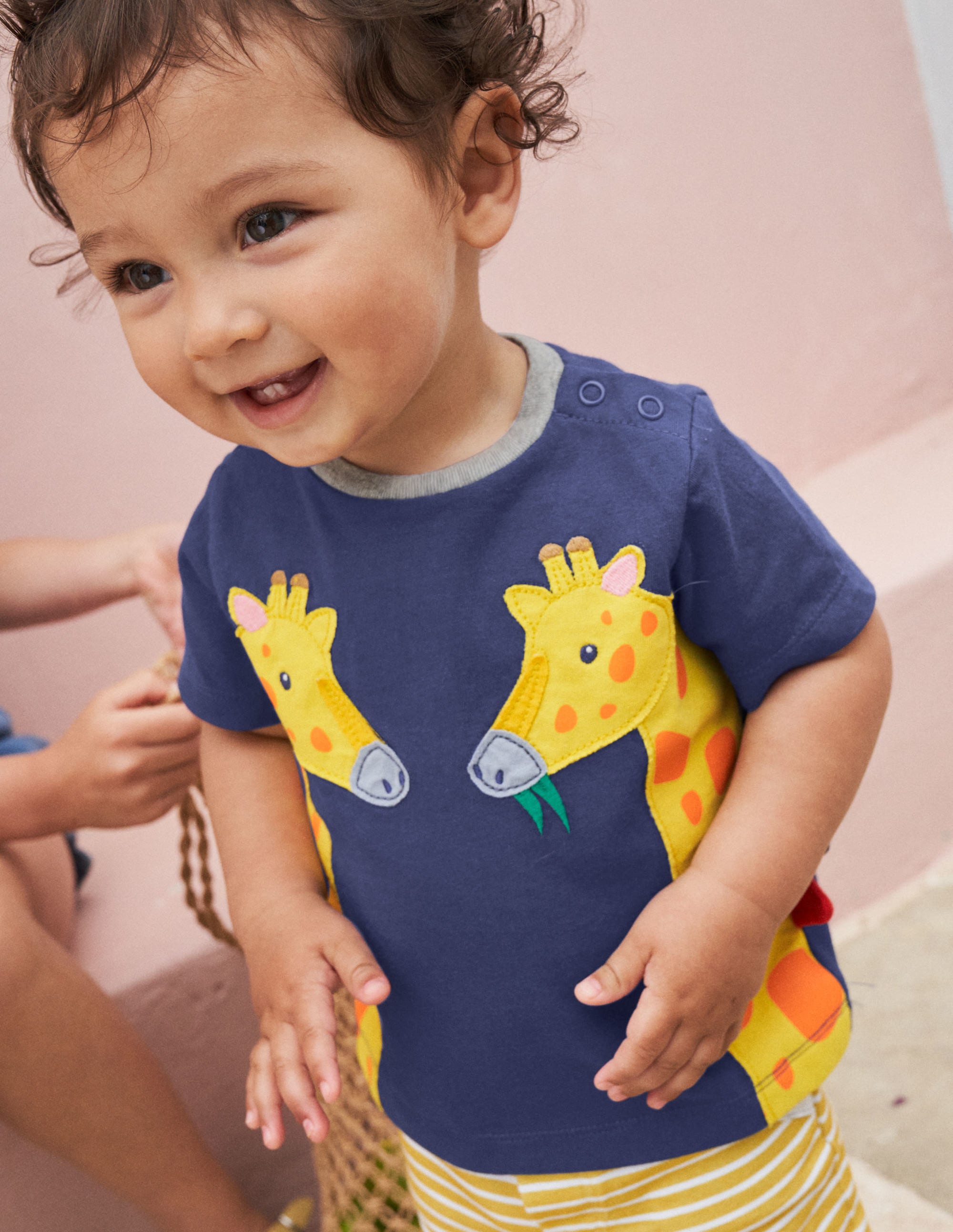 Set aus T-Shirt und Shorts mit Applikation-Segelblau/Naturweiß, Giraffe - Image 4