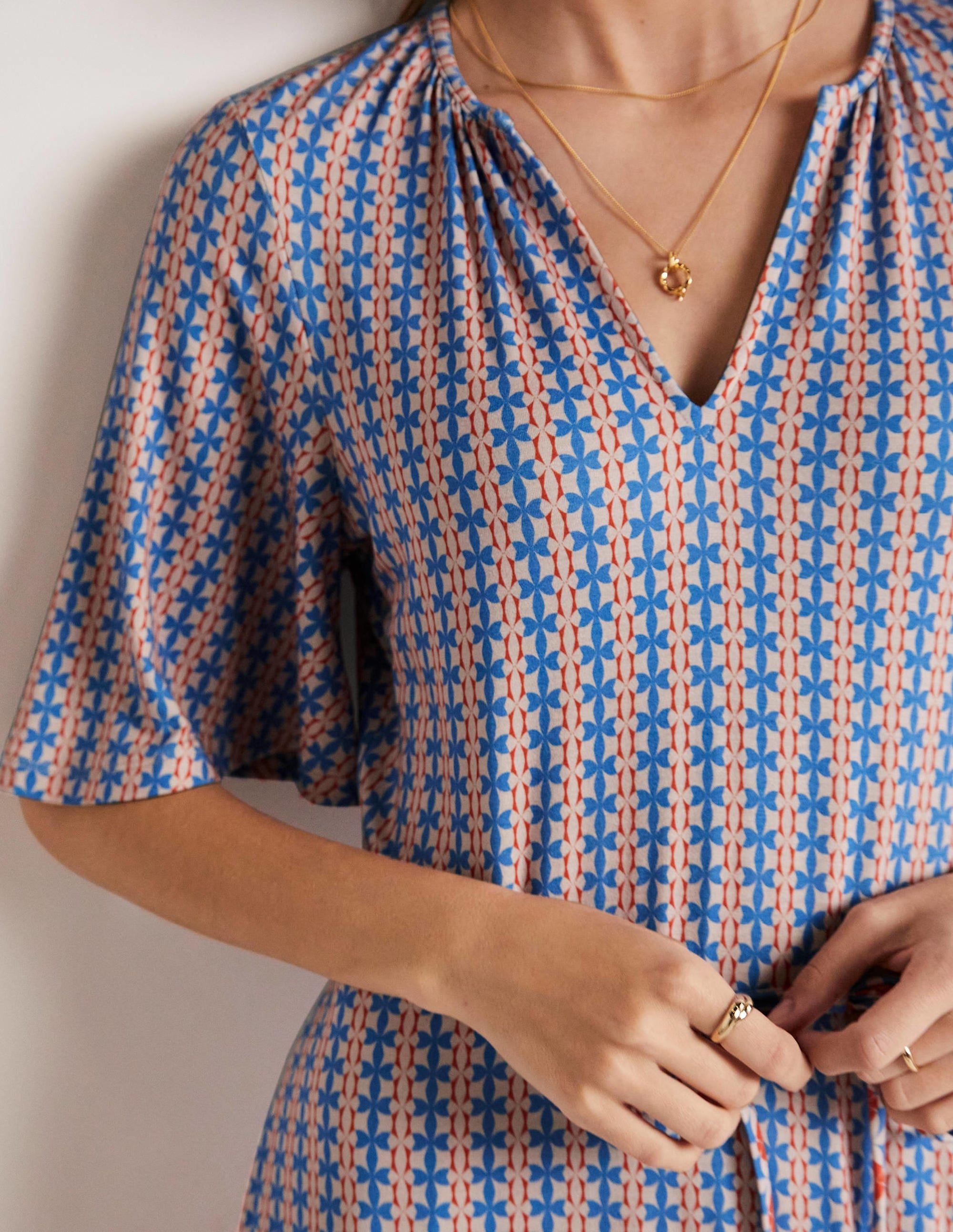 Gestuftes Jerseykleid mit gekerbtem Ausschnitt-Mosaikblau, Geometrisches Blütenmuster - Image 7
