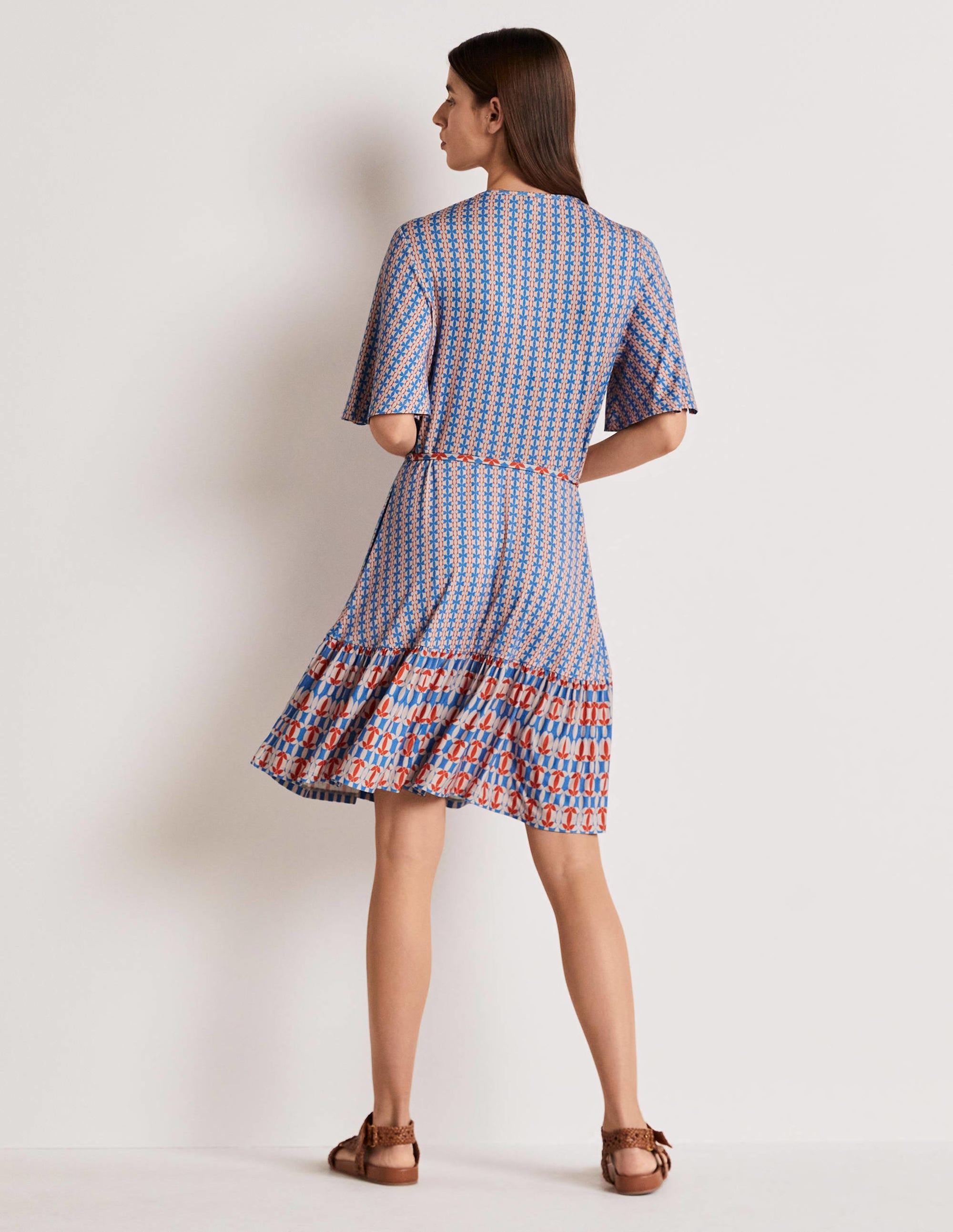 Gestuftes Jerseykleid mit gekerbtem Ausschnitt-Mosaikblau, Geometrisches Blütenmuster - Image 8