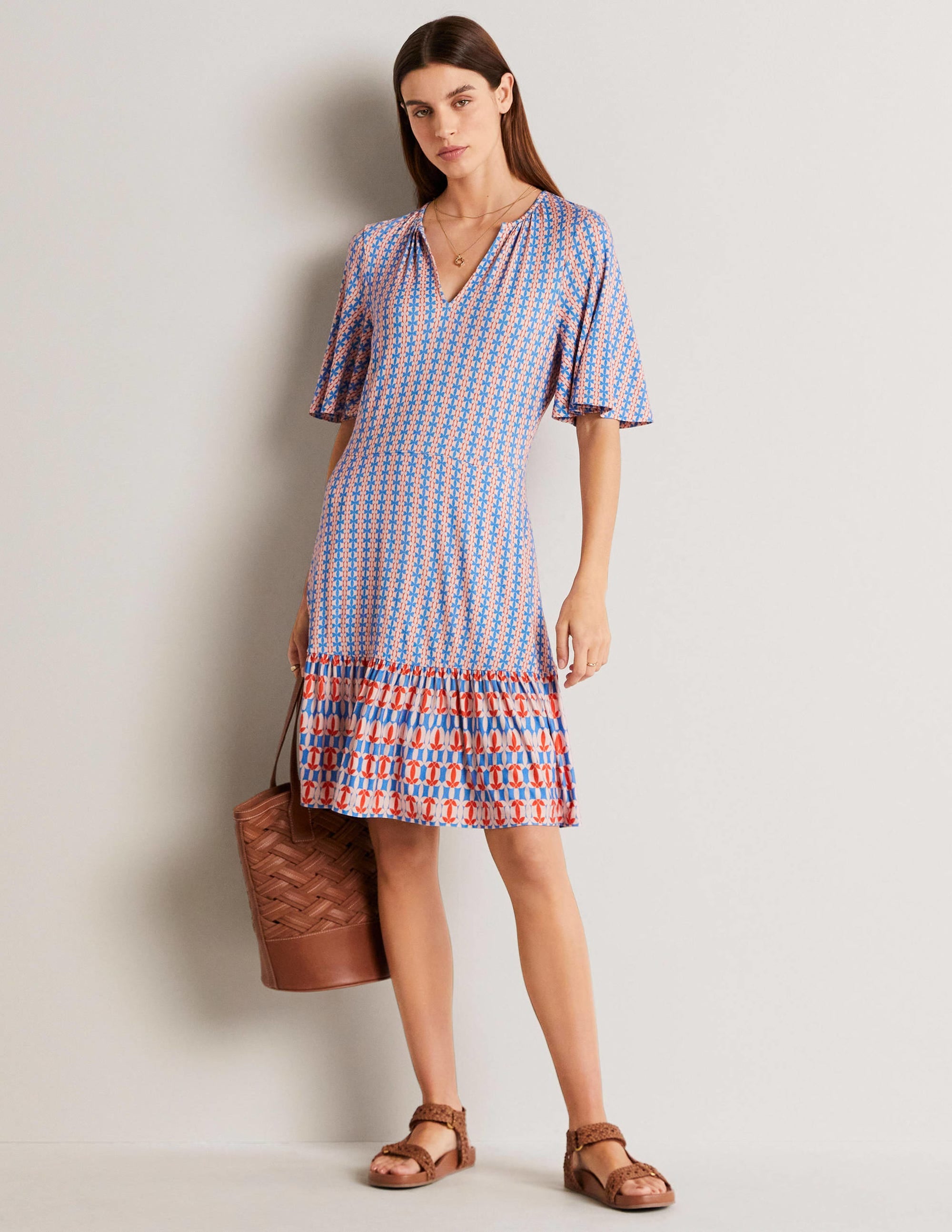 Gestuftes Jerseykleid mit gekerbtem Ausschnitt-Mosaikblau, Geometrisches Blütenmuster - Image 10