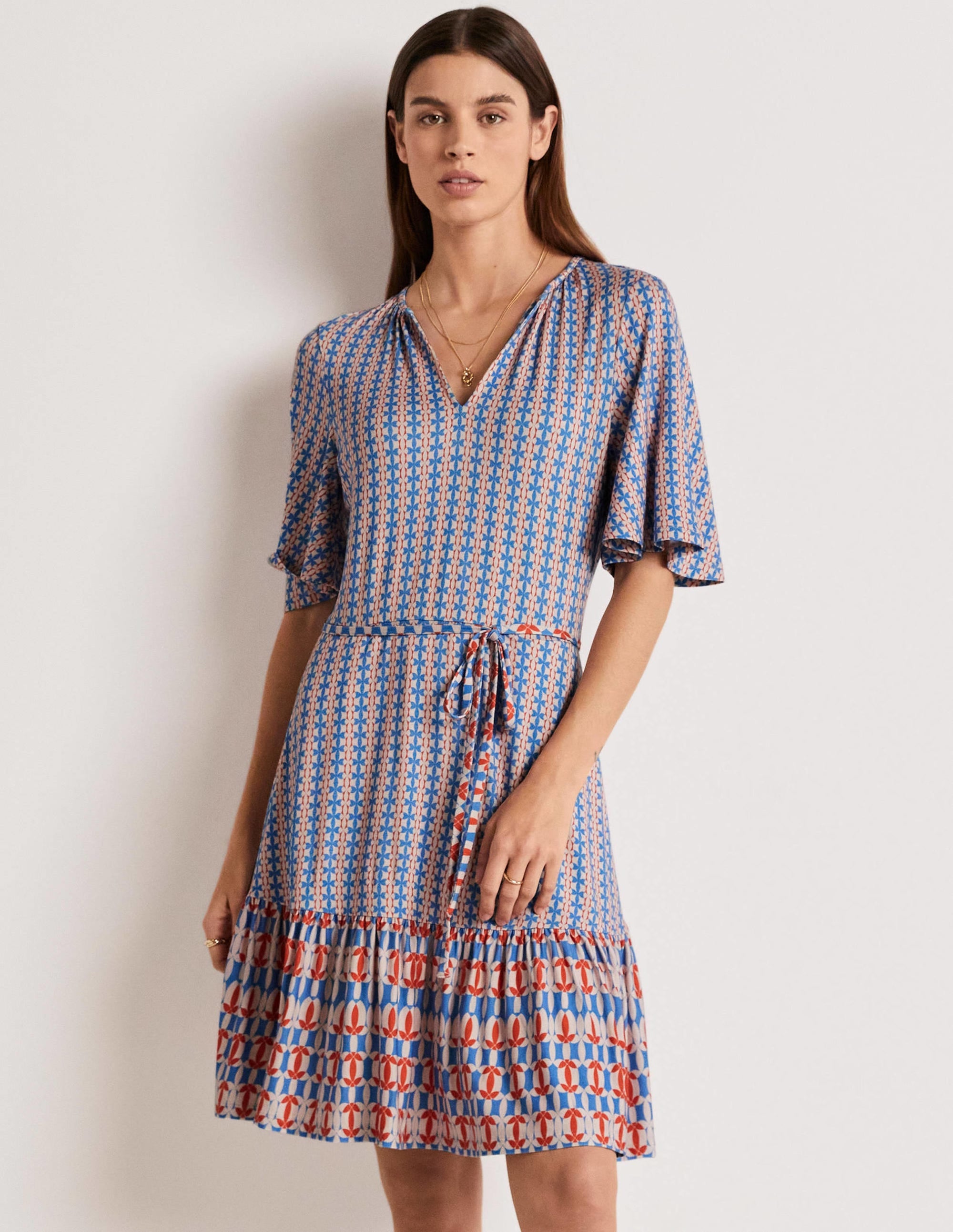 Gestuftes Jerseykleid mit gekerbtem Ausschnitt-Mosaikblau, Geometrisches Blütenmuster - Image 1