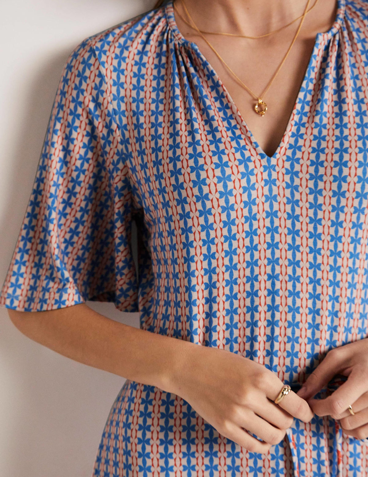 Gestuftes Jerseykleid mit gekerbtem Ausschnitt-Mosaikblau, Geometrisches Blütenmuster - Image 2