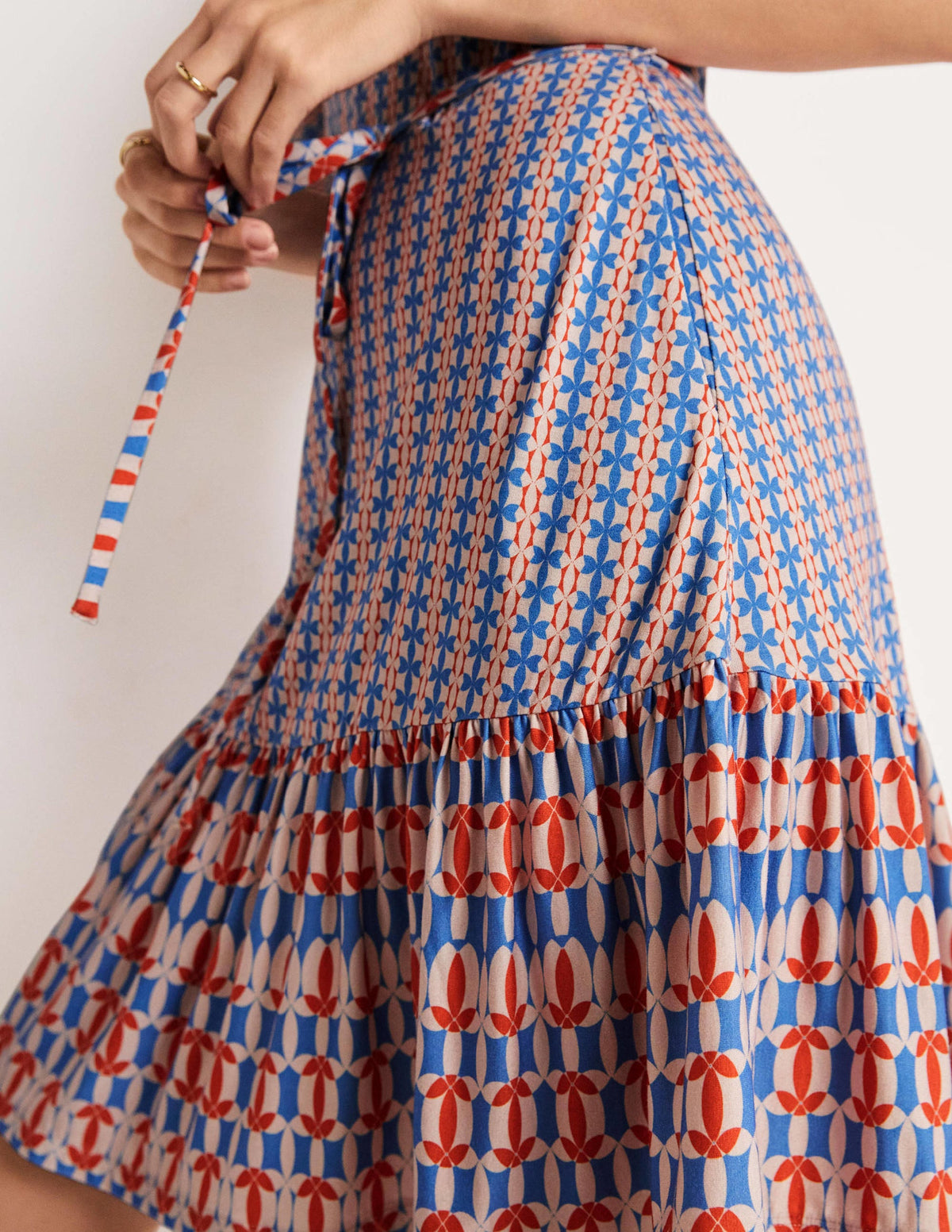 Gestuftes Jerseykleid mit gekerbtem Ausschnitt-Mosaikblau, Geometrisches Blütenmuster - Image 4