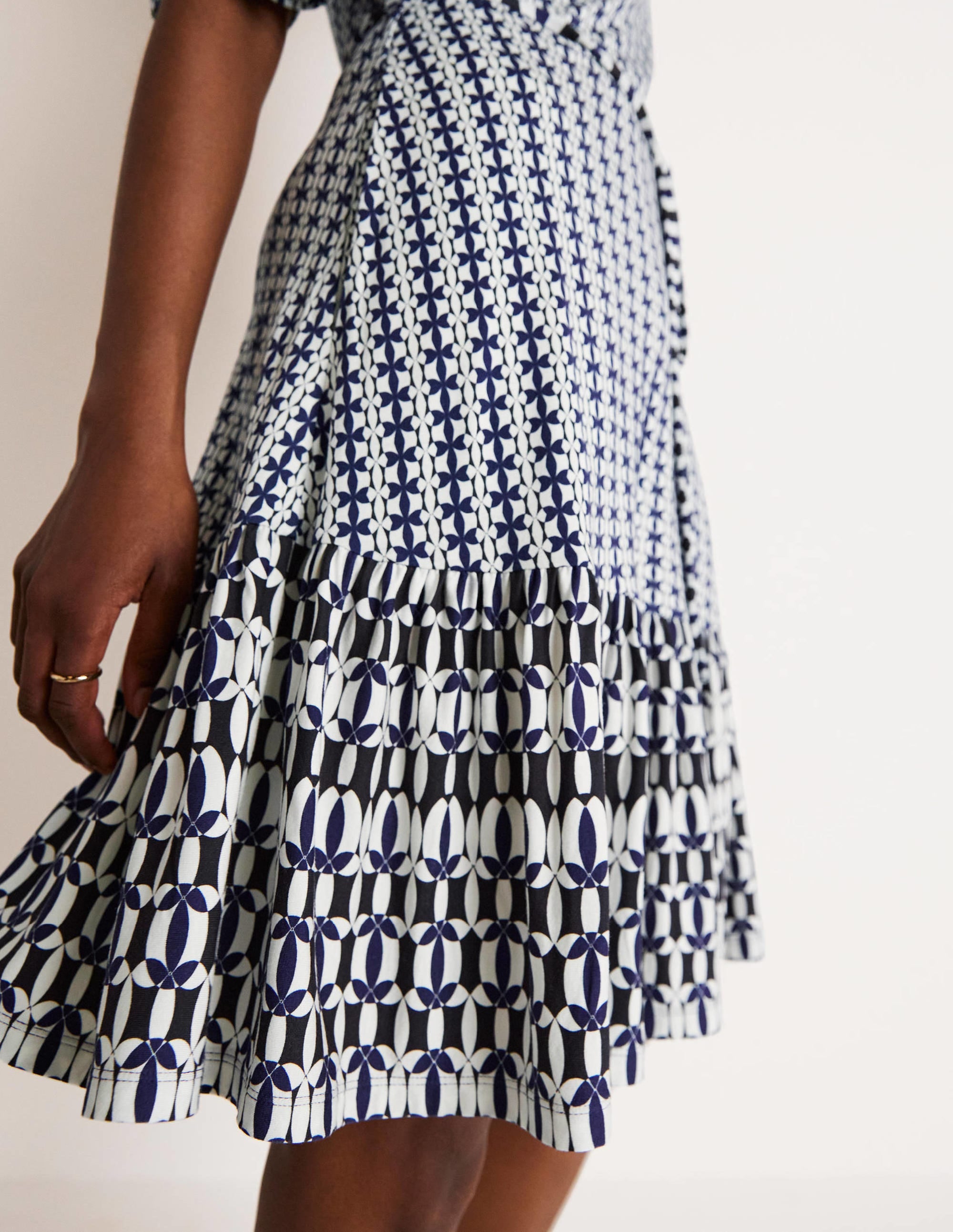 Robe volantée en jersey à col cranté-Bleu marine français, motif pétale géométrique - Image 6