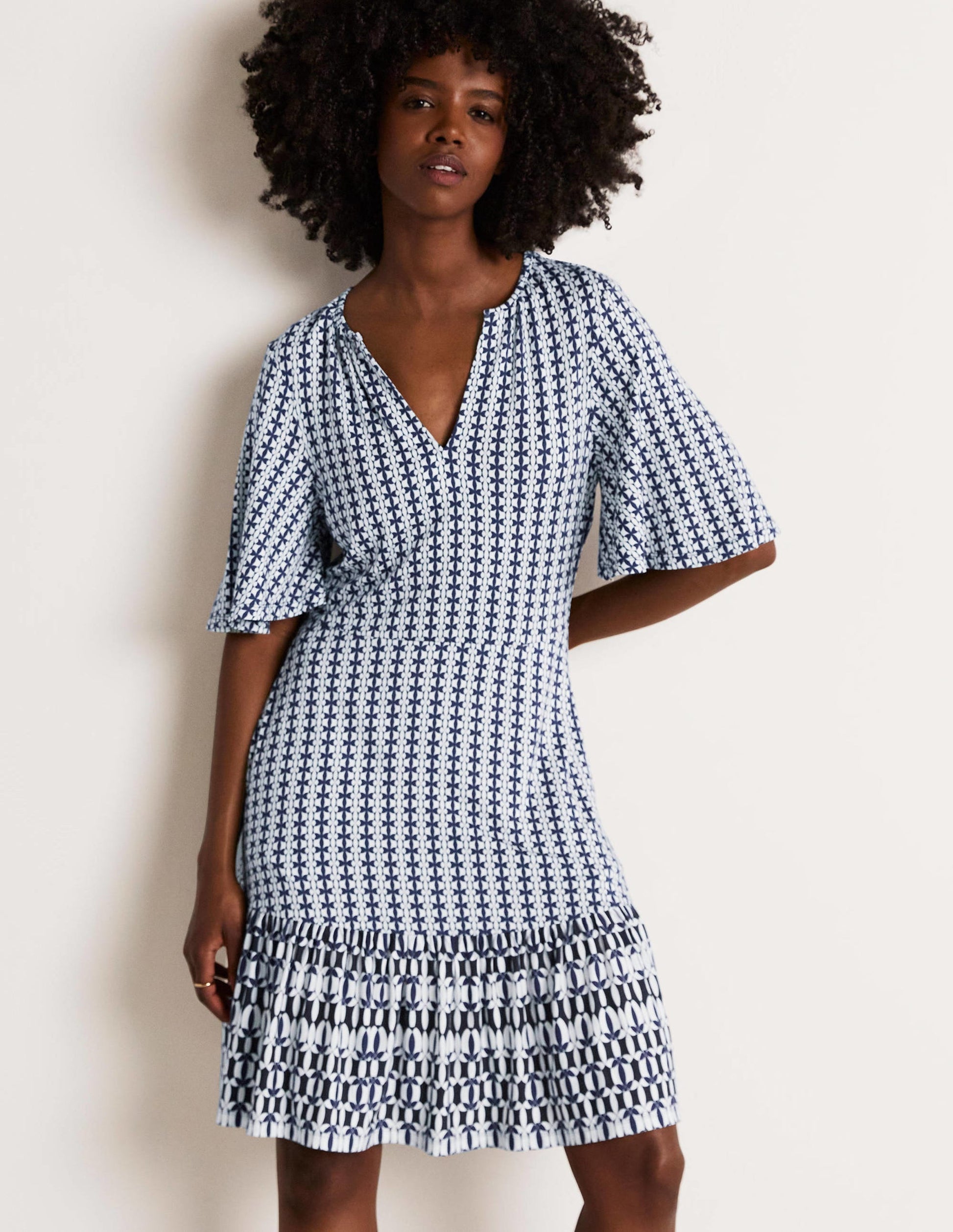 Robe volantée en jersey à col cranté-Bleu marine français, motif pétale géométrique-1