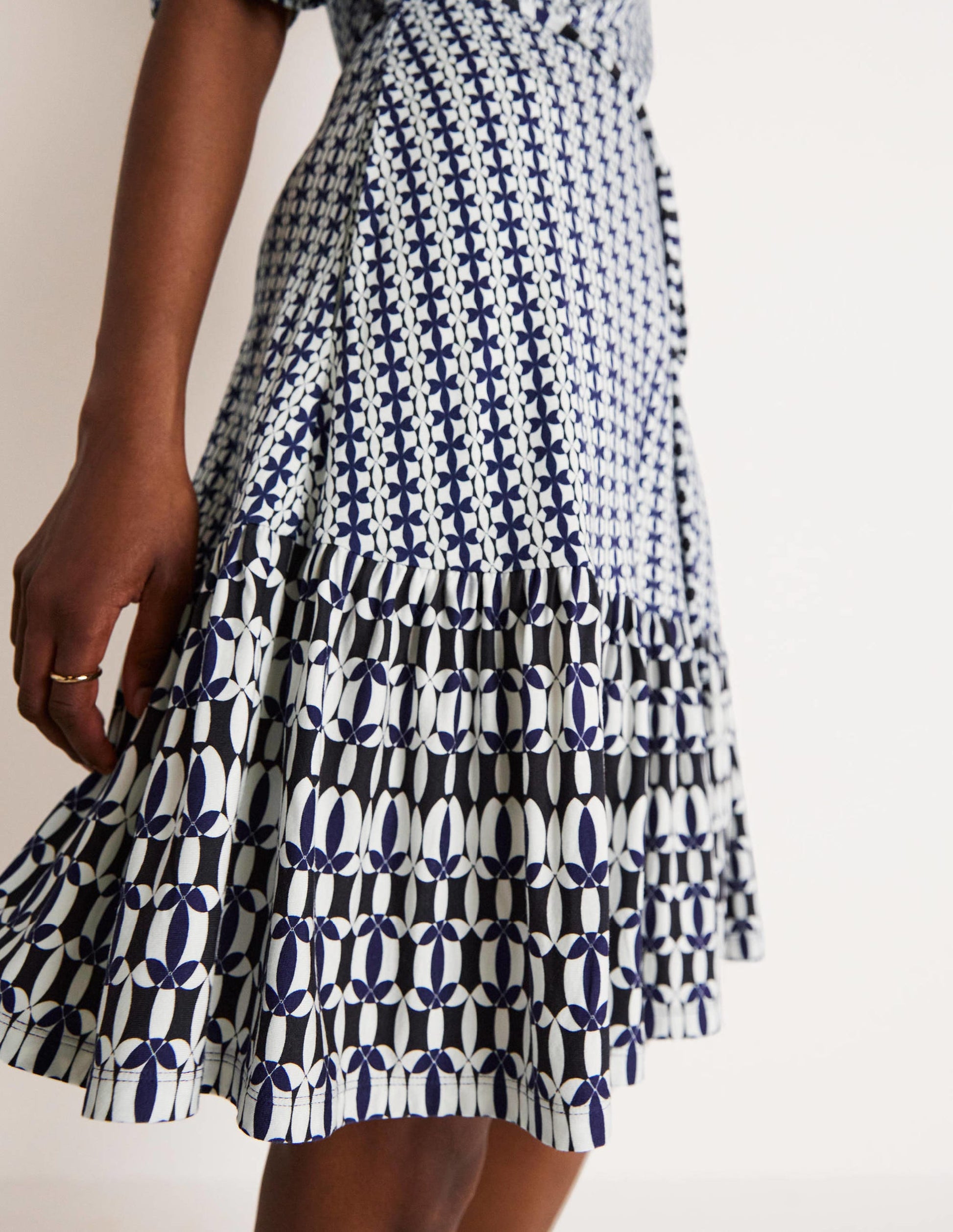 Robe volantée en jersey à col cranté-Bleu marine français, motif pétale géométrique-2