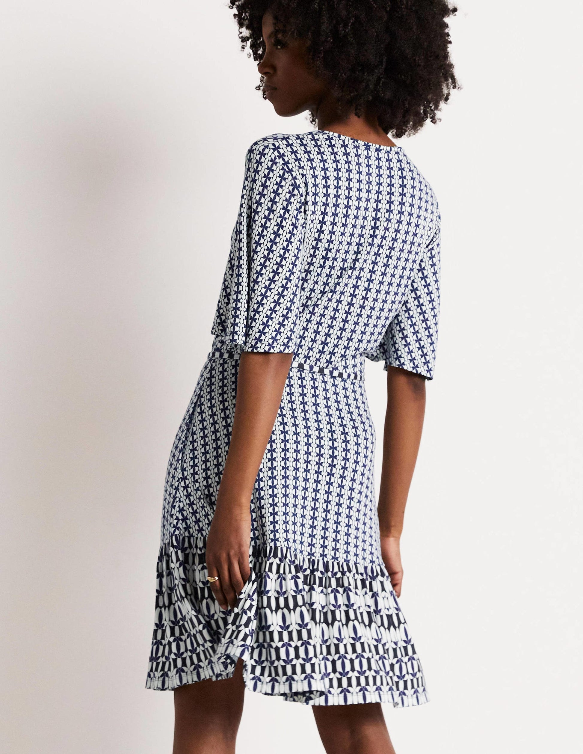 Robe volantée en jersey à col cranté-Bleu marine français, motif pétale géométrique-3