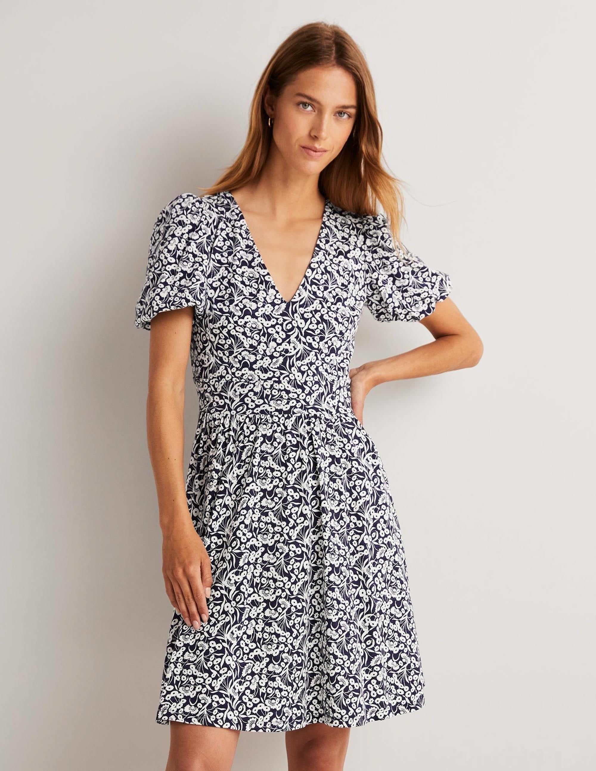 Jersey-Minikleid mit Rückendetail-Navy, Knospen - Image 1