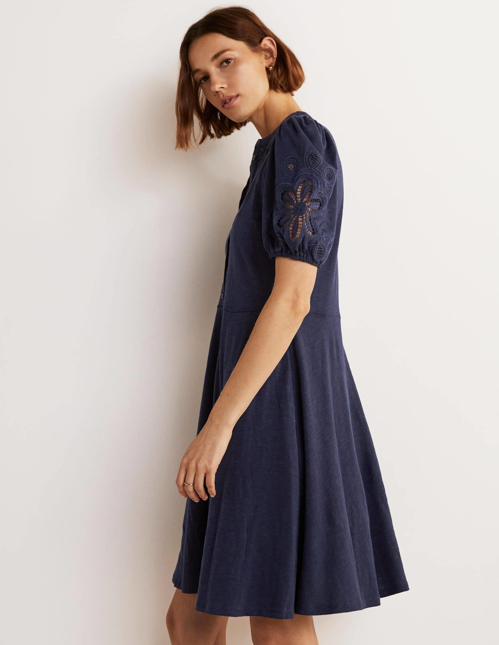 Besticktes Hemdblusenkleid aus Jersey-Marineblau - Image 4