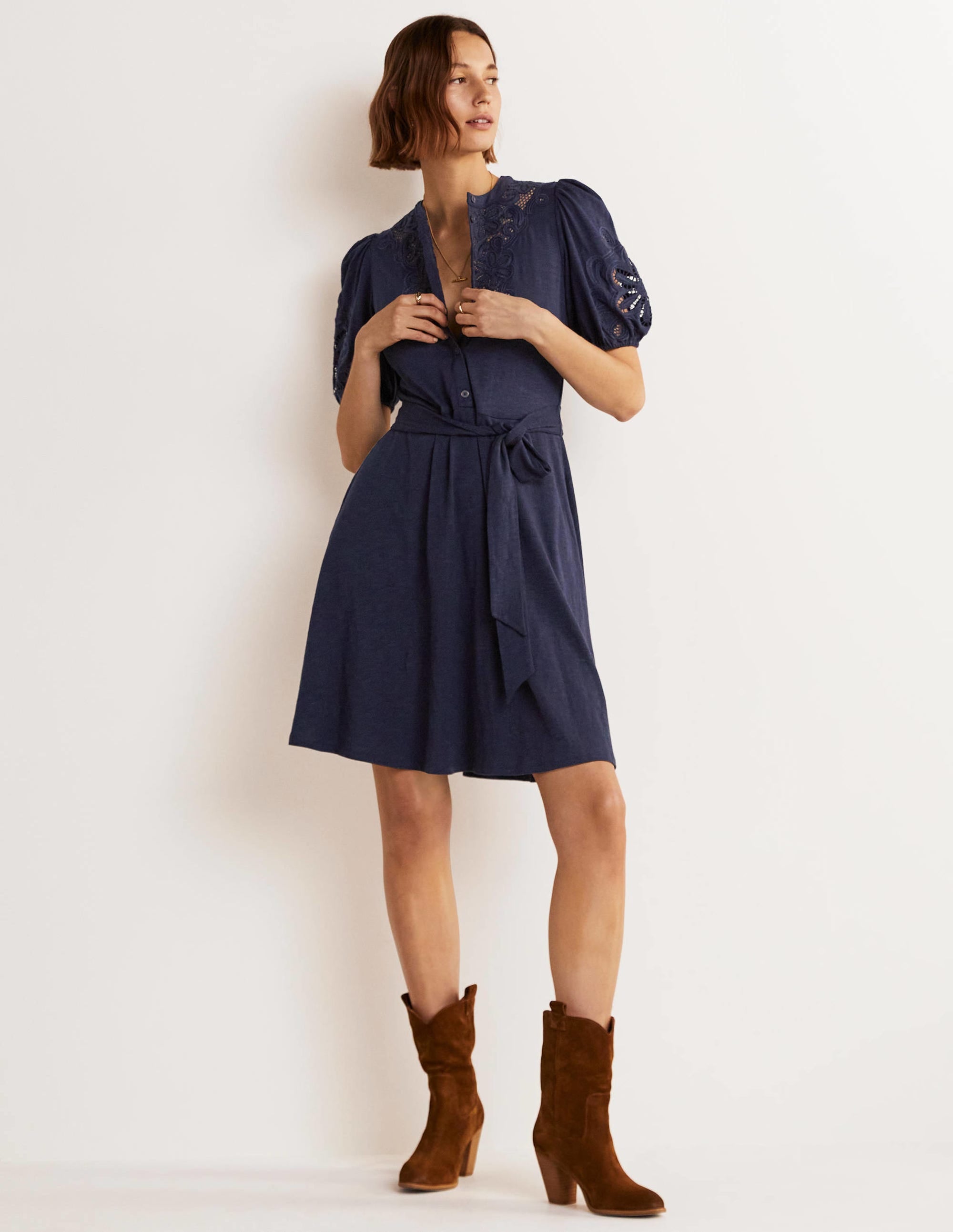 Besticktes Hemdblusenkleid aus Jersey-Marineblau - Image 6