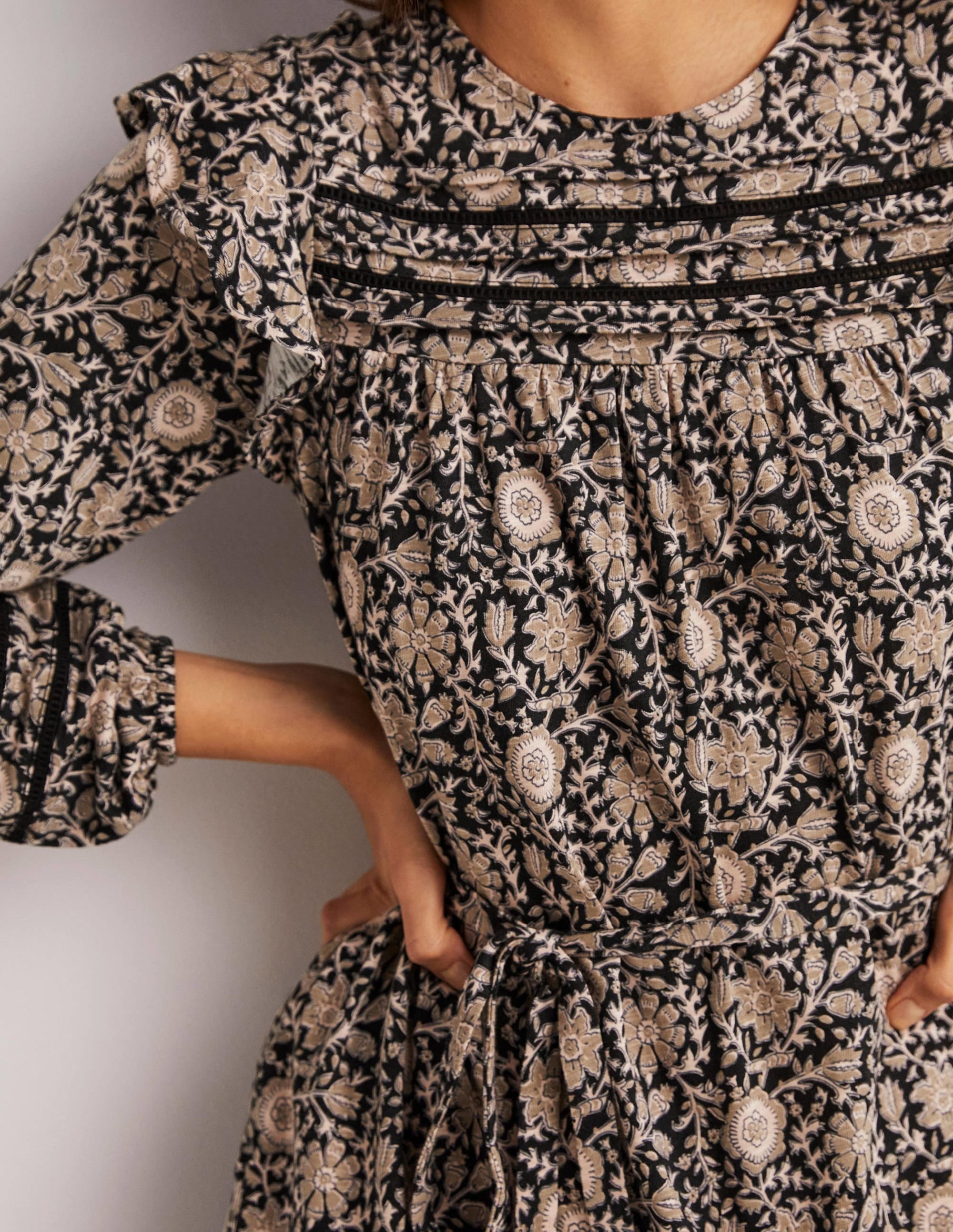 Robe en jersey avec bordures décorées-Noir, motif Enchanting Twig - Image 4