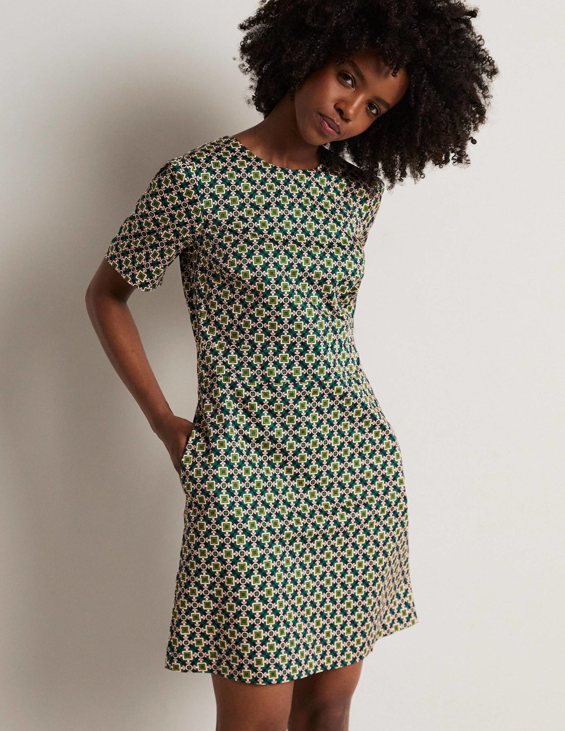 Mini-robe fourreau en coton-Clairière ombragée, motif géométrique carré-5
