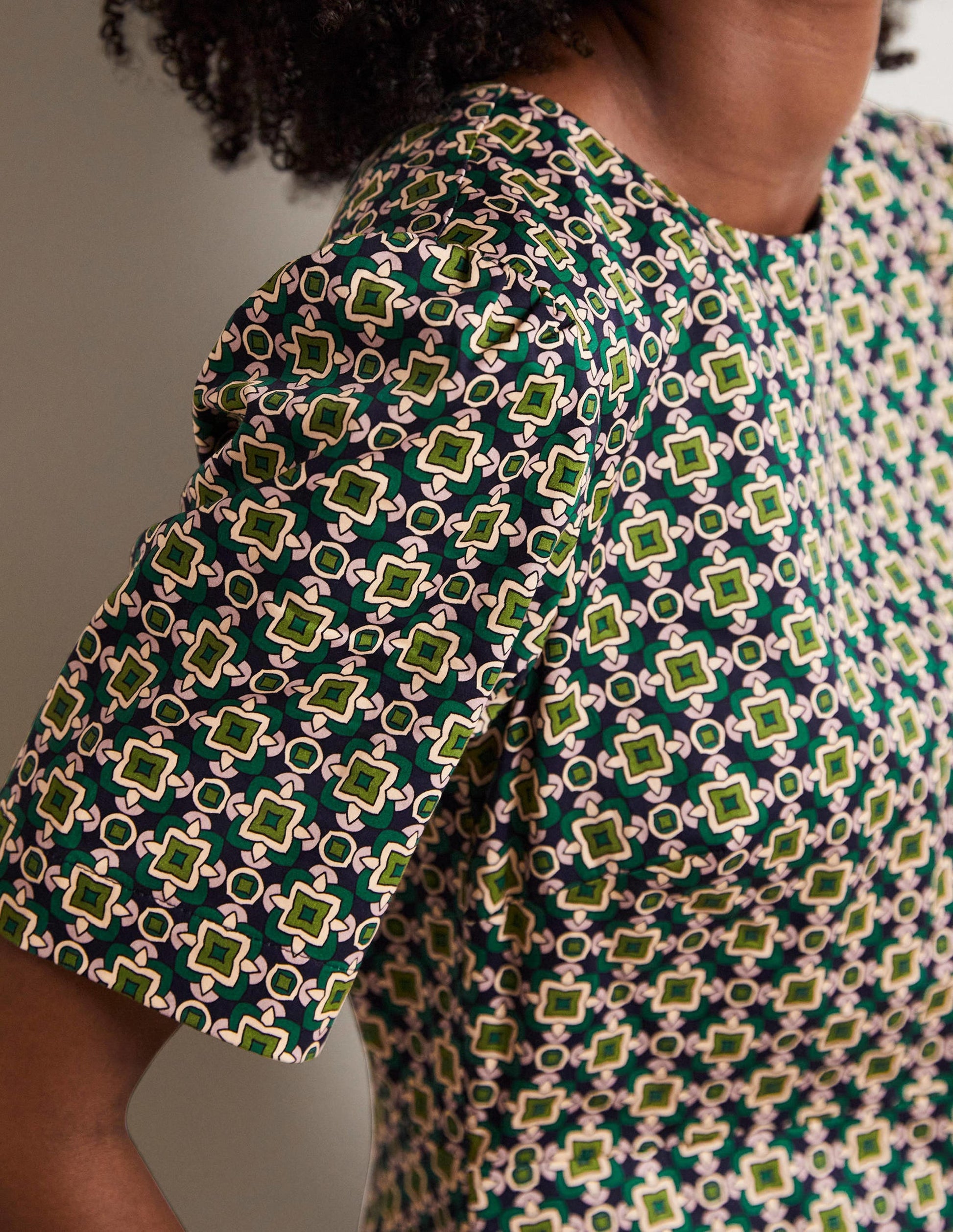 Mini-robe fourreau en coton-Clairière ombragée, motif géométrique carré-6