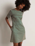 Mini-robe fourreau en coton-Clairière ombragée, motif géométrique carré