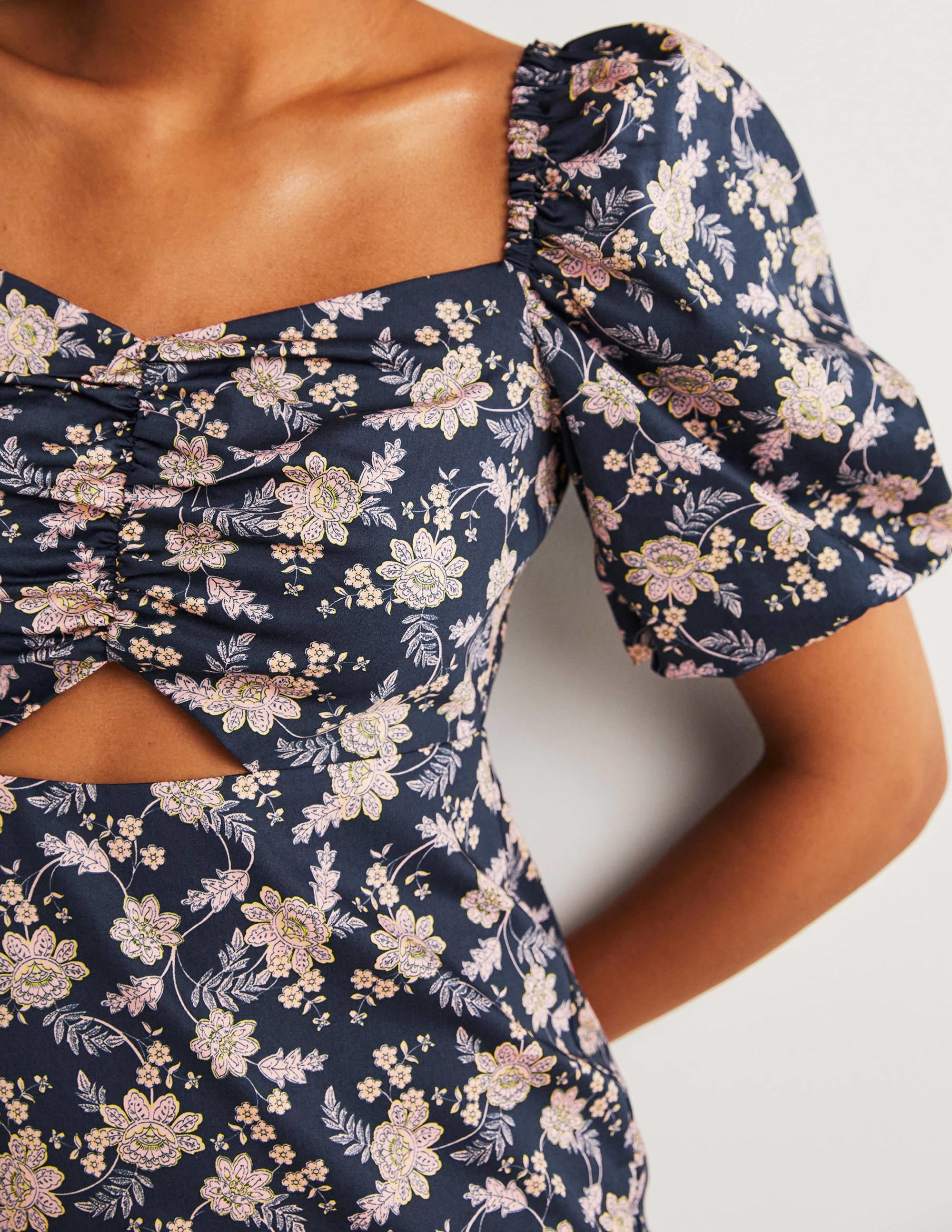 Minikleid mit Cut-out-Detail-Navy, Chintz-Blumen - Image 2