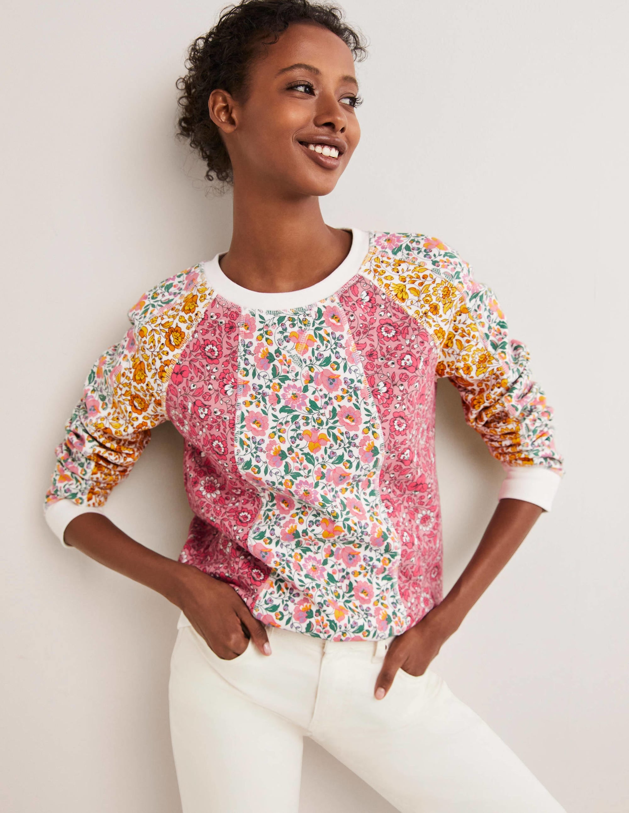 Gemustertes Sweatshirt aus Baumwolle-Bunt, Blütenwiese - Image 4