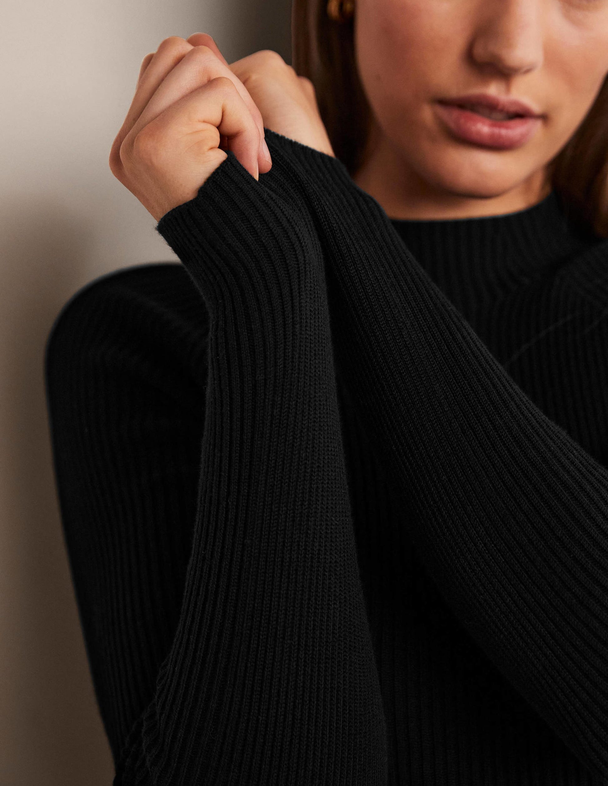 Gerippter Pullover mit hohem Kragen-Schwarz-7
