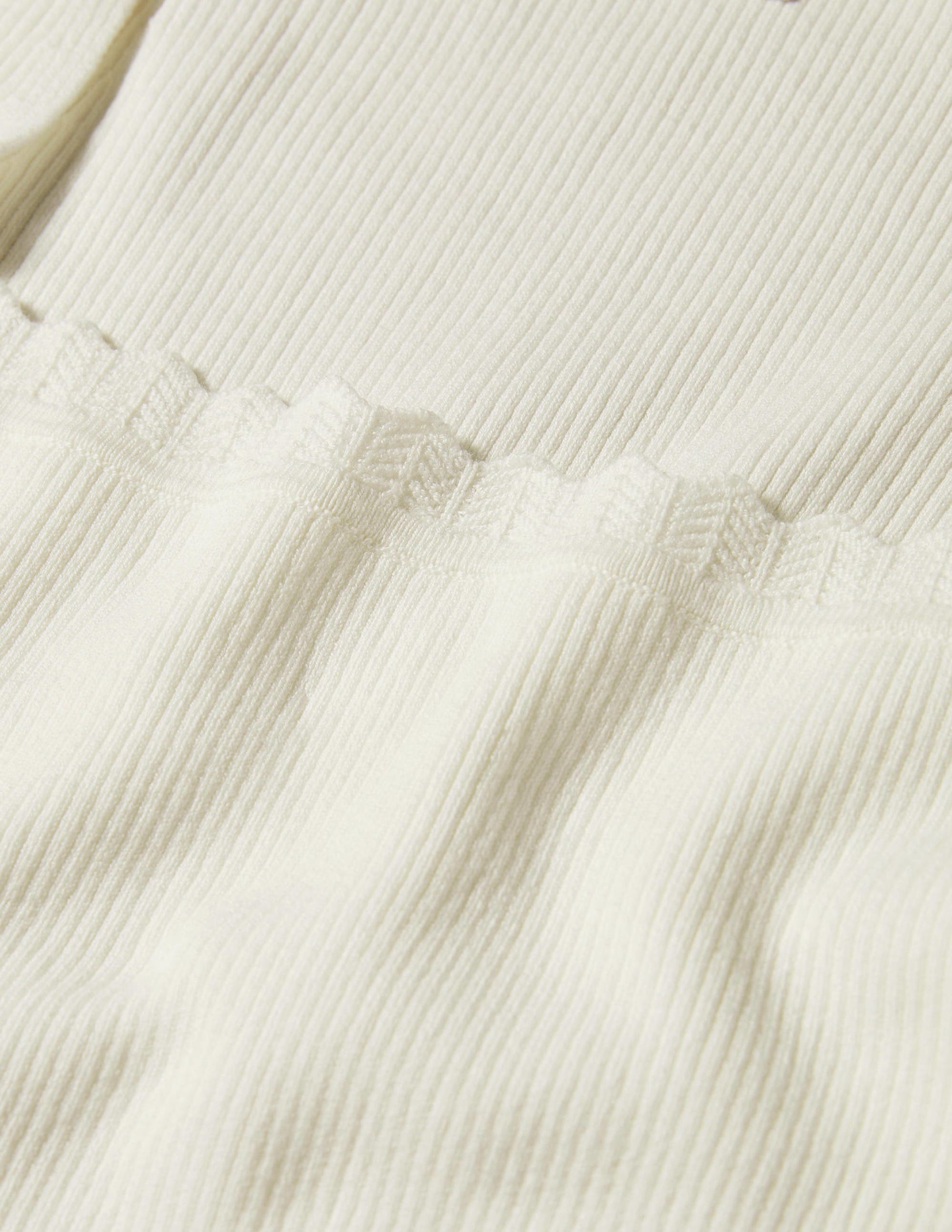 Rippstrickoberteil mit eckigem Ausschnitt-Naturweiß-5