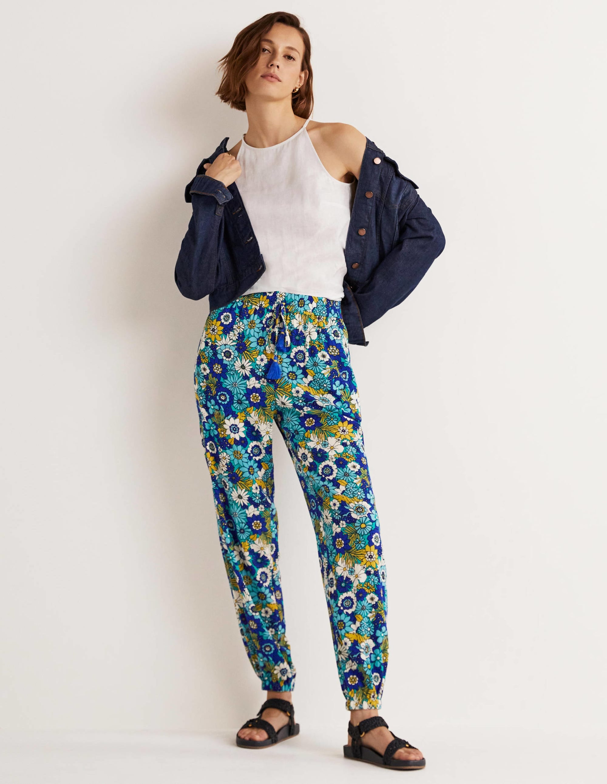 Pantalon fuselé effet froissé-Émeraude, motif Bloom Garden - Image 1