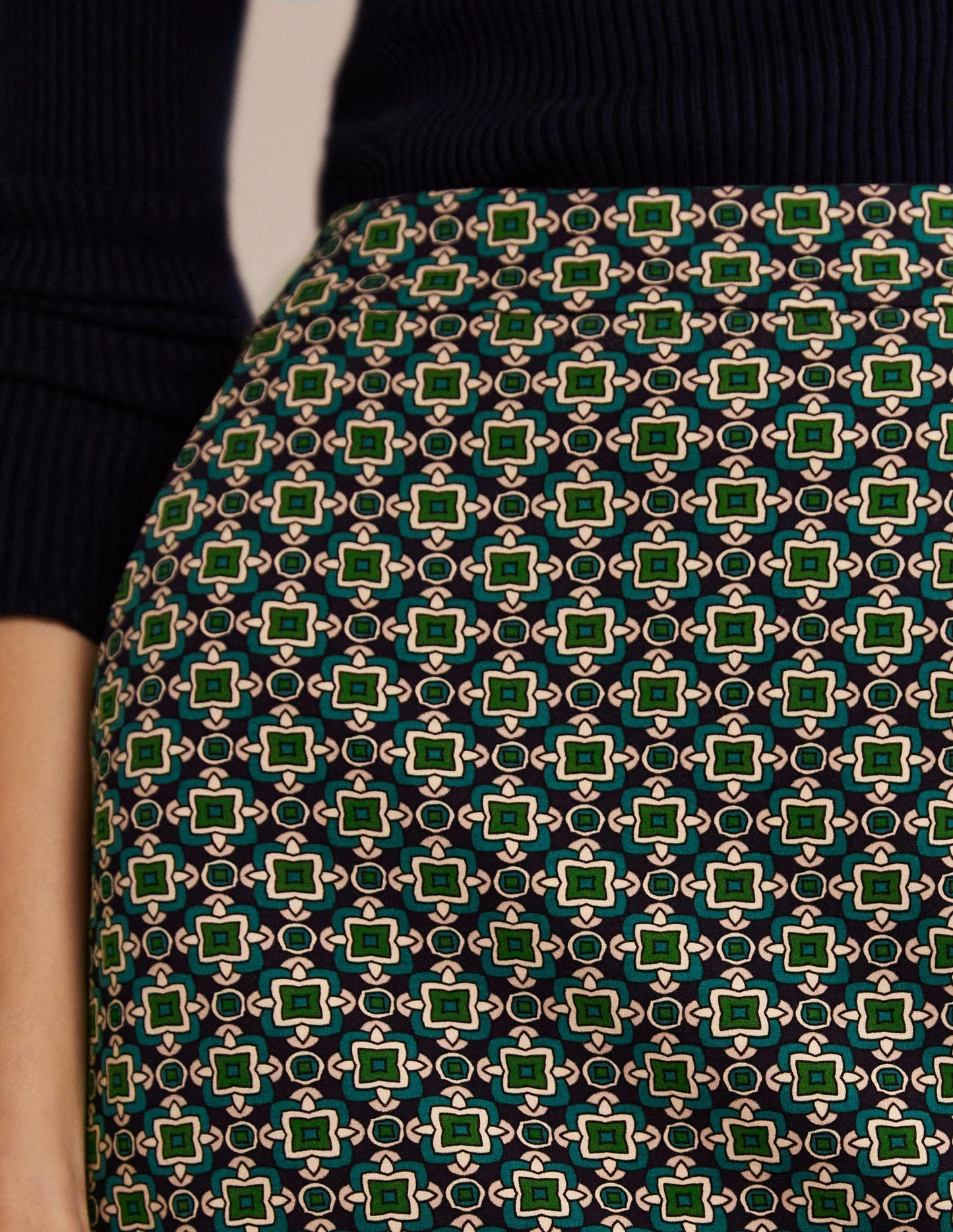 Mini-jupe trapèze en point de Rome-Vert clairière ombragée, motif géométrique carré