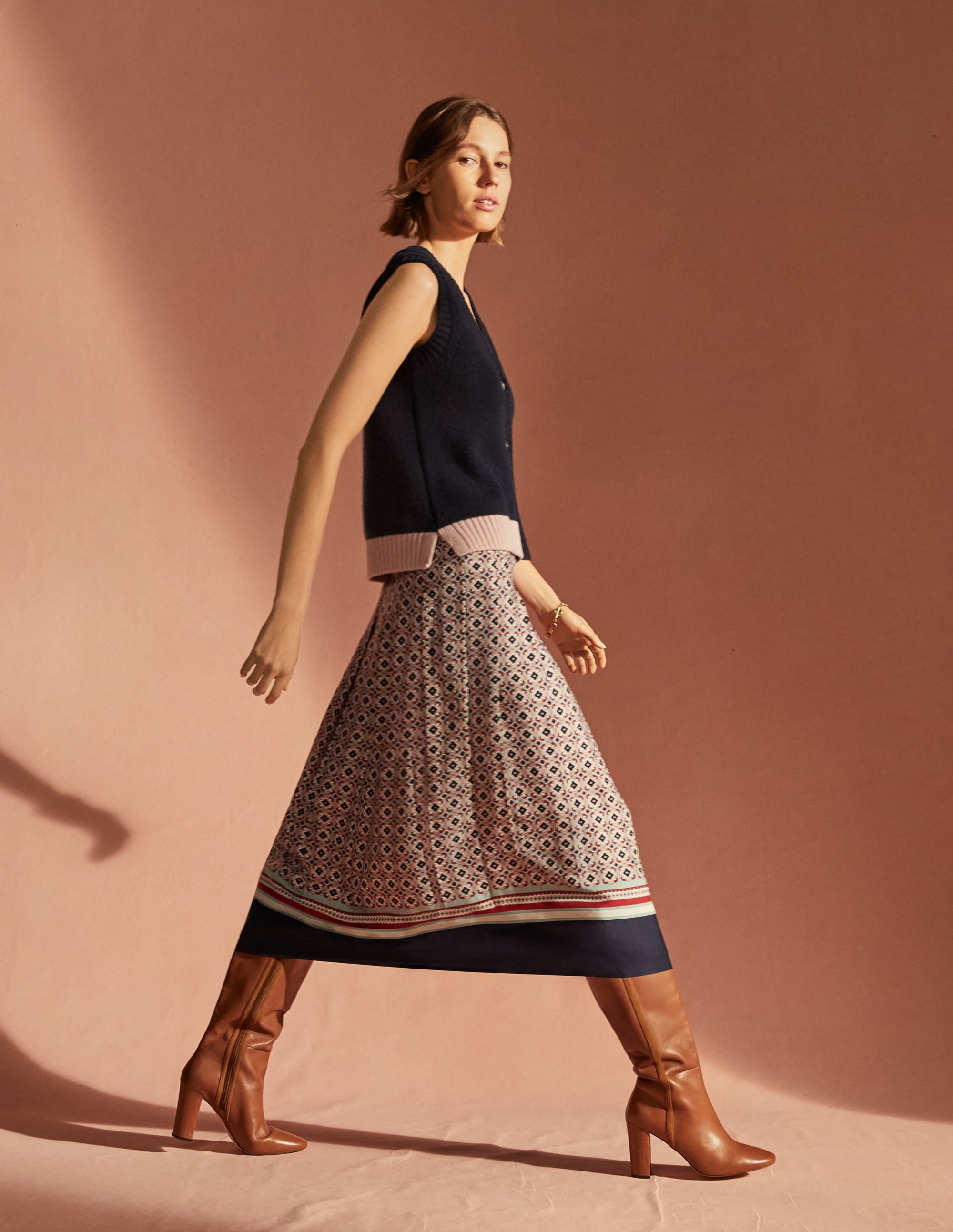 Jupe midi plissée et imprimée-Rose amande, motif géométrique bleu marine foncé - Image 10