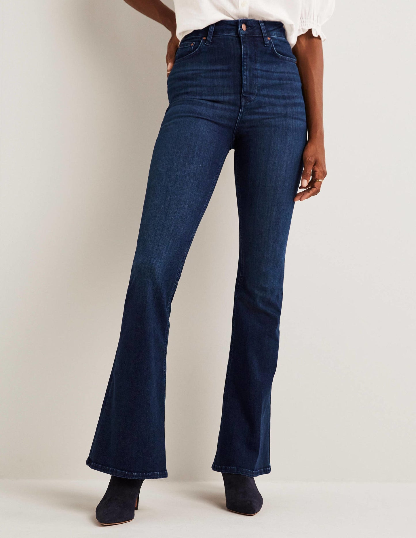 Anliegende Jeans mit Schlag und hohem Schnitt-Dunkles Vintageblau