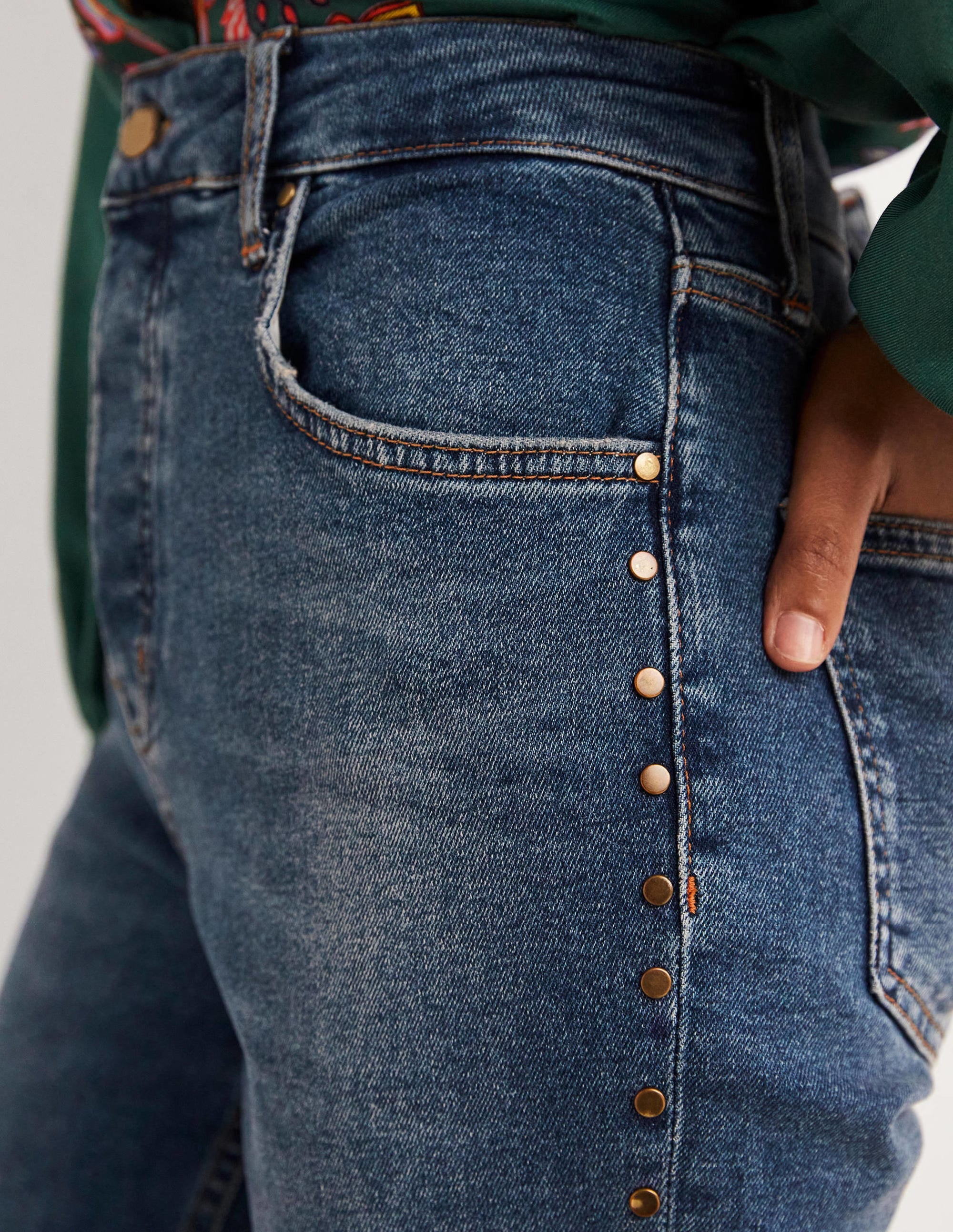 Lockere Jeans mit geradem Bein und Nieten-Mittleres Vintageblau, Nieten - Image 2