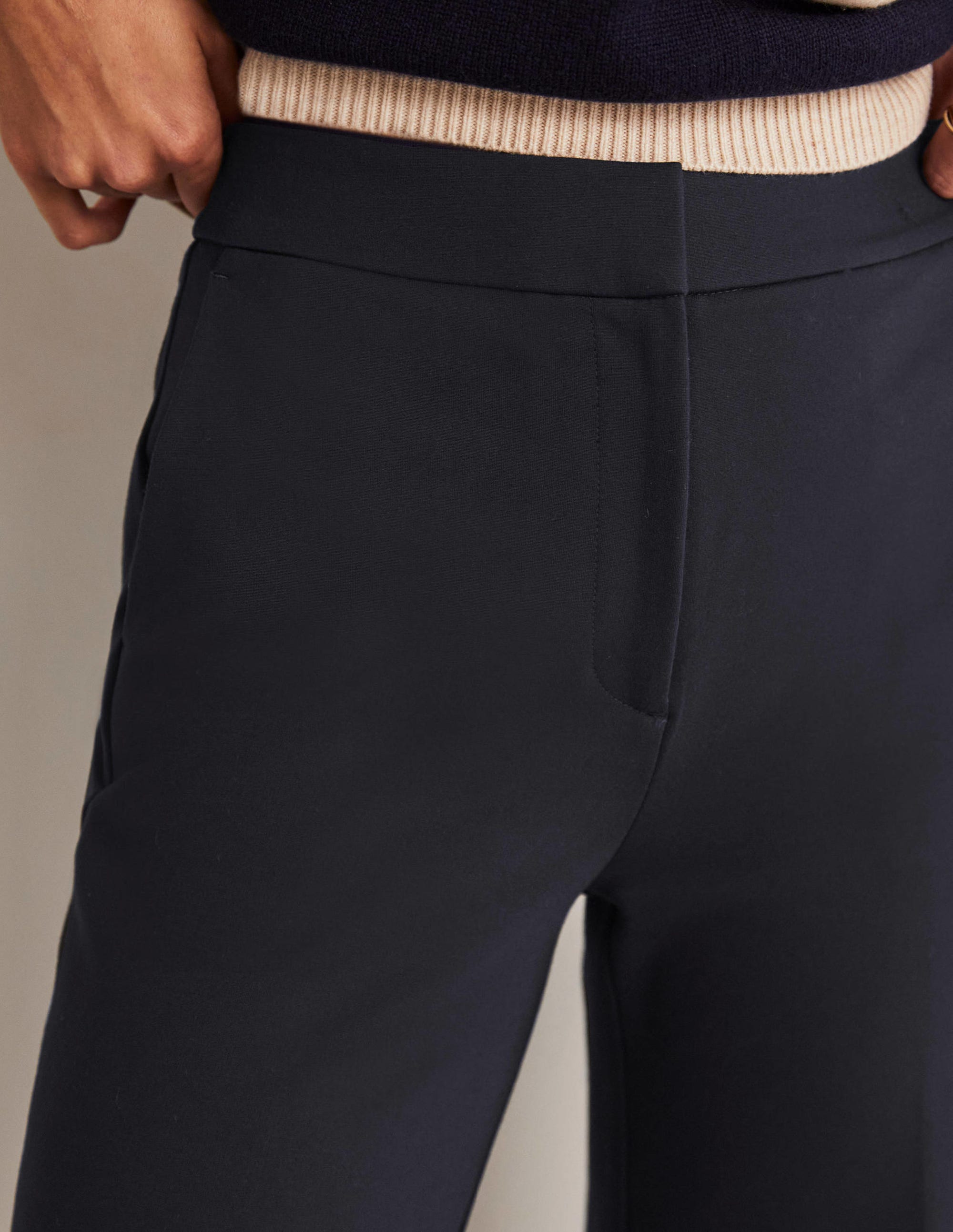 Pantalon Westbourne en point de Rome-Bleu Marine, Petits Pois - Image 8