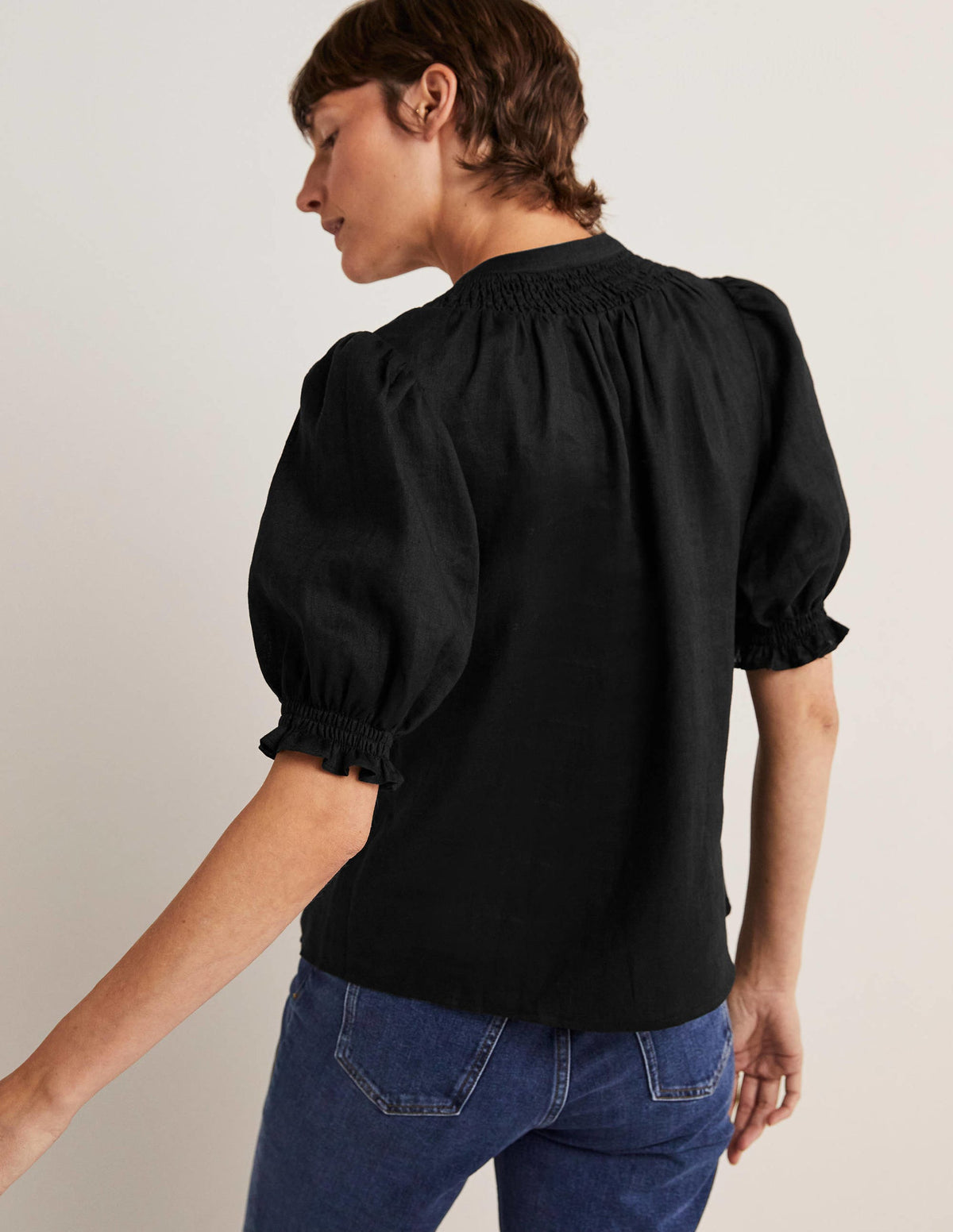 Gesmokte Bluse mit kurzen Ärmeln-Schwarz - Image 2